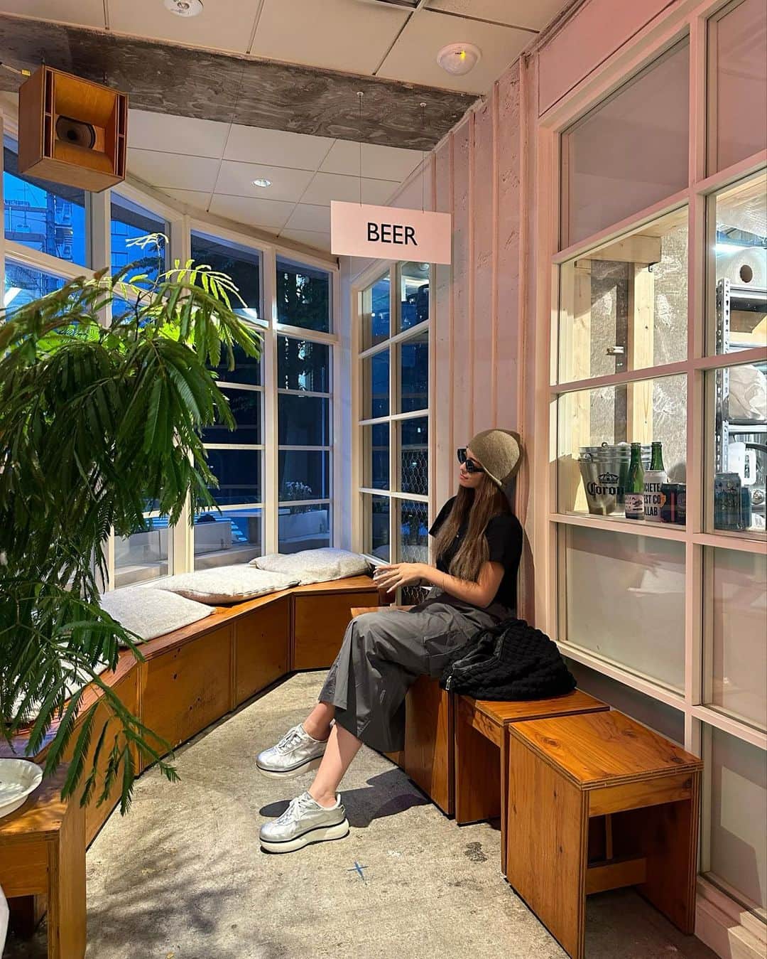RIONAさんのインスタグラム写真 - (RIONAInstagram)「BEERじゃなくてコーヒー🥤 ここのカフェ可愛い〜🖤  #りおなのしふく」9月11日 12時02分 - cjd_riona