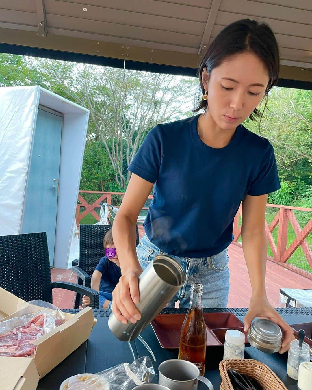 小林由未子さんのインスタグラム写真 - (小林由未子Instagram)「. やんちゃ度とイヤイヤが増してきた今日この頃... 昨日までバクバク食べてたパンを嫌がり いつも爆飲みするスープを嫌がり 何が食べたいのか分からず....母お手上げ🤷‍♀️ 皿やらコップやらひっくり返すから とりあえずテーブルから離す😈  #ゆっくりご飯食べたい」9月11日 12時03分 - _yumikobayashi_