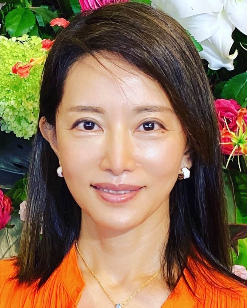 のインスタグラム：「9月になったので久しぶりに髪を少し切りました。 そろそろ矯正もかけないとです。 ほっとくとすごくうねるので。」