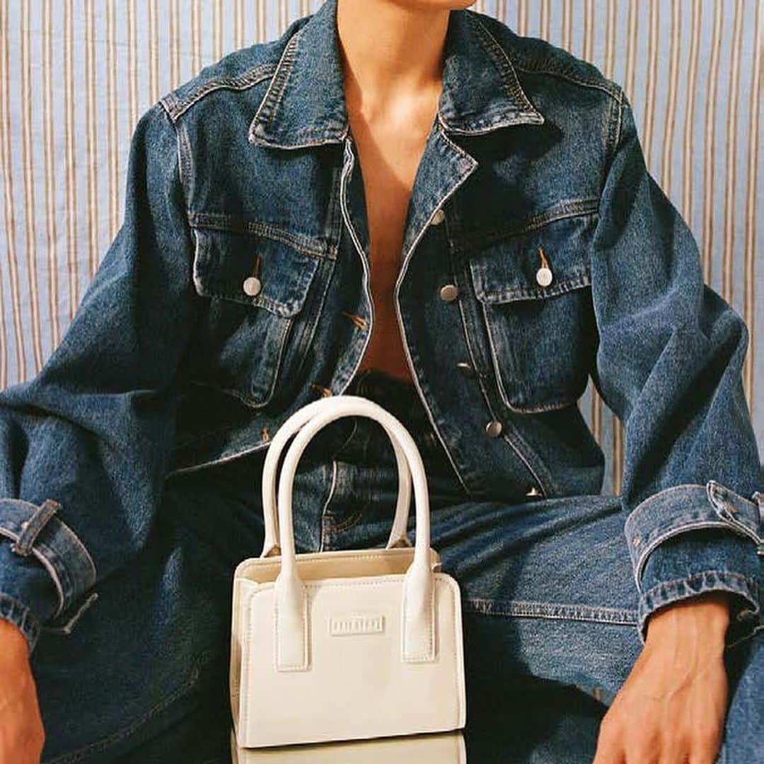 Jack Of All Tradesさんのインスタグラム写真 - (Jack Of All TradesInstagram)「@brie_leon  23 AUTUMN WINTER  P1,2 ✔︎Paloma Mini Tote Bag - white brushed croc  P3 ✔︎Alma Bag Mini - Mid Denim Nubuck  P4 ✔︎Camille Mini Bag Stud Edition - Black Semi Patent  P5 ✔︎Tie Knot Buguette Bag Re-Edition - black  #blieleon #ブリーレオン #アップルレザー  #リサイクルポリエステル  #レザーバッグ」9月11日 12時06分 - jack_joat