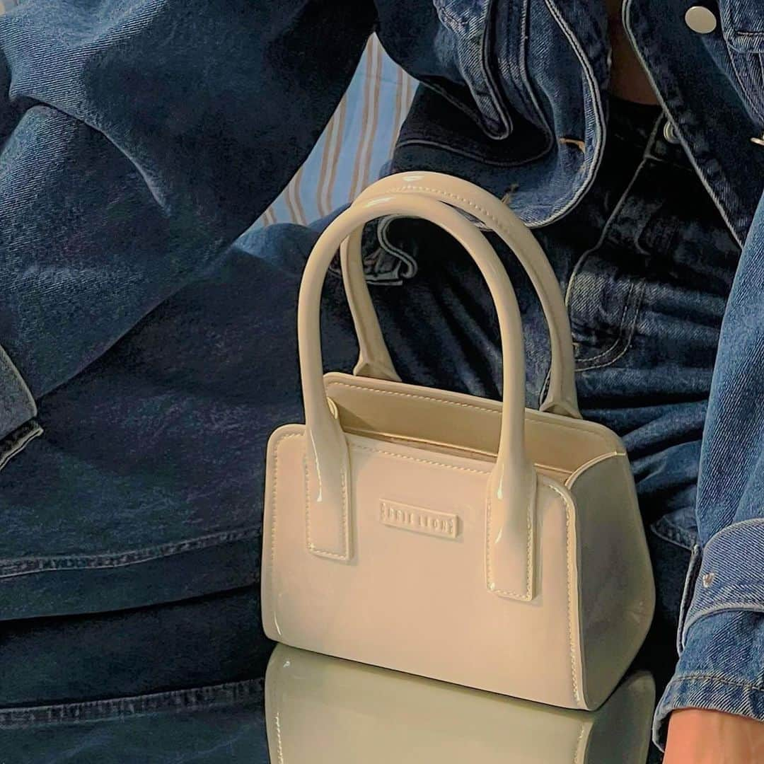 Jack Of All Tradesのインスタグラム：「@brie_leon  23 AUTUMN WINTER  P1,2 ✔︎Paloma Mini Tote Bag - white brushed croc  P3 ✔︎Alma Bag Mini - Mid Denim Nubuck  P4 ✔︎Camille Mini Bag Stud Edition - Black Semi Patent  P5 ✔︎Tie Knot Buguette Bag Re-Edition - black  #blieleon #ブリーレオン #アップルレザー  #リサイクルポリエステル  #レザーバッグ」