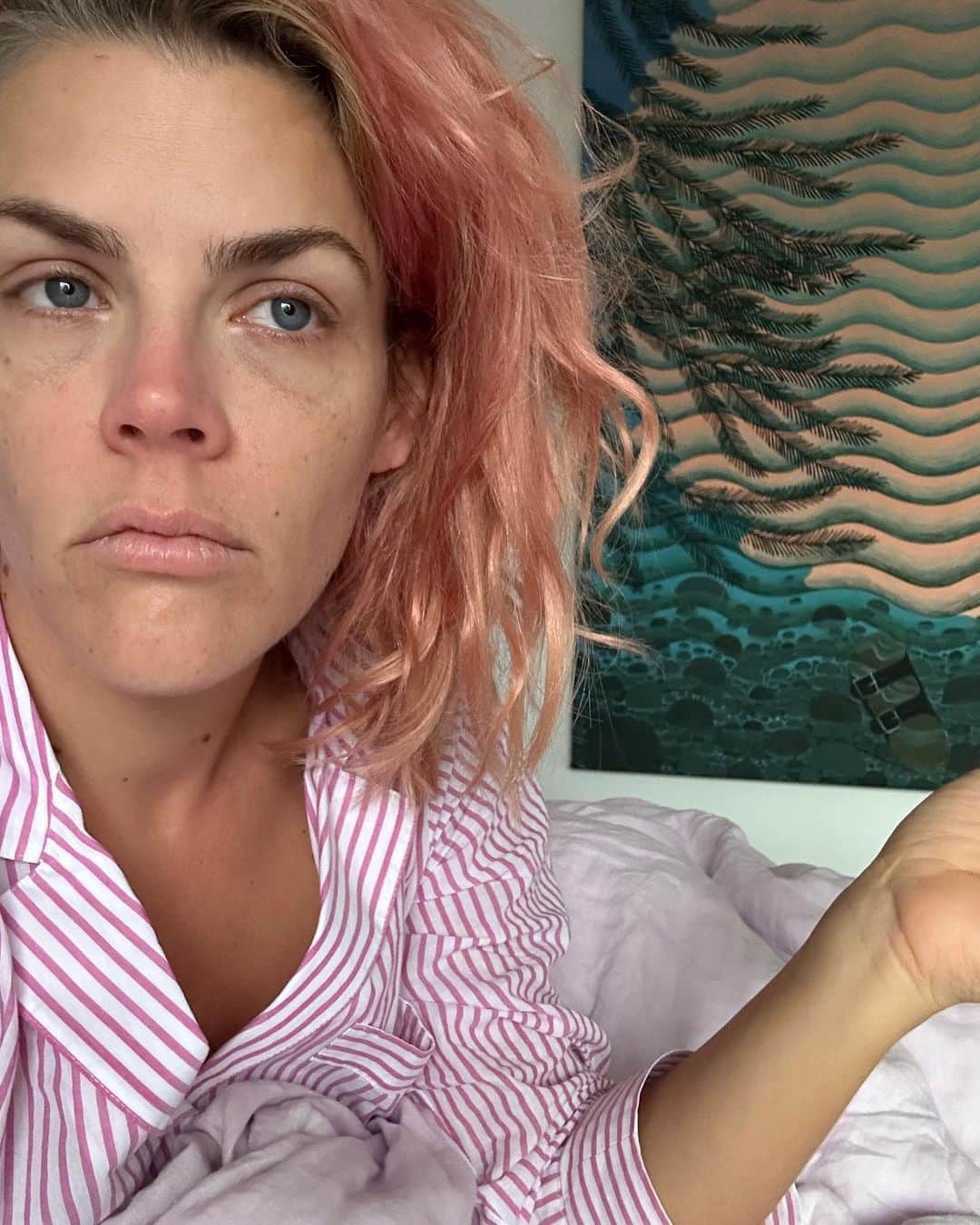 ビジー・フィリップスのインスタグラム：「1. i am that girl. with covid 🫤 2. this is not me- this is a tiny fat baby alligator wearing a bow 3. i sent this to my friend who at first thought it was a pregnancy test and we laughed and laughed and laughed🫥 4. me, as a little Brownie, giving us future Cricket vibes except with terrible bangs i blame my mother for 5. our hs grad night- do they still do those?  it’s honestly wild how kate looked the same her whole life❤️ 6. i was trying to parent my teenager over text earlier just about teenage girl stuff and honestly she doesn’t ever want to hear it from me but i remember so clearly how hard it all is. And it breaks my heart and i don’t understand why it’s not different. because i look back at pictures of myself from when i was a teenager like this one(which obviously i’ve been doing a lot of recently) and i just love what a loud weird opinionated over the top beautiful kid i was so much and i wish i had really felt that then. But also, more than anything, i wish that i could somehow get my own kid to see that in herself *now* and not have to wait until she’s firmly IN HER FORTIES to feel it😢. 7. in other texts tonight, i told @instacais that i’m pretty sure we’re responsible for the uptick of crab rangoon content in recent months. 8. sunset. sure. why the fuck not?」