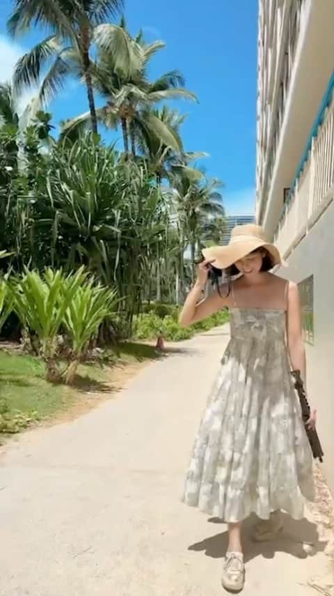 Angels By The Sea Hawaii Waikiki Based Boutiques ?Original clothing designed のインスタグラム：「パームリーフ✖️リボンデザイン🎀  Palm Leaves & Ribbons  スタイルアップが叶うデザインです👗 スニーカー合わせも◎ ⁡ 👗 Kali Leaves Dress 📸 @angelsbythesea @mayumi_hawaii @cottoncandy_o0.0  📍Waikiki, Hawaii  @angelsbythesea has been Hawaii’s resort fashion brand based in Honolulu, Hawaii, since 2010. Please visit our online store 🌺www.angelsbytheseahawaii.com Owner Designer Nina Thai (Miss Waikiki) @nina_bythesea (日本語勉強中📚🙇🏻‍♀️) Please feel free to tag your pic for a chance to be featured!  ハワイのリゾートファッション、 エンジェルズバイザシー はミスワイキキである Nina Thai によって作られたハワイオリジナルファッションブランドです🌴日本語ウェブサイトはこちら www.angelsbytheseahawaii.jp  ハワイやリゾートファッションが好きな人は是非私達のアカウントをフォローして下さい🙌また私達の商品をポストする際にタグ付けしていただいたら私達からリポストされるチャンスがあります  #angelsbytheseahawaii #angelsbythesea #resortwearw #hawaii #waikiki  #ハワイ #ワイキキ #カイルア #ラニカイビーチ #シンプルコーデ #エンジェルズバイザシーハワイ #エンジェルズバイザシー #リゾートファッション #ハワイ限定 #하와이스냅 #하와이허니문스냅」
