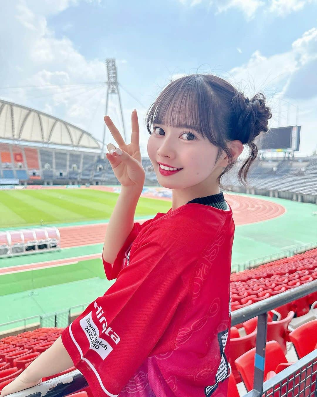 近藤沙瑛子のインスタグラム：「おはよう💭  昨日は #ロアッソ熊本 vs  #藤枝MYFC Hirata Thanks Match⚽️へ行ってきました！ ハーフタイムショーやグリーティング、選手紹介にキックインセレモニーまで、今回たくさんやらせていただけて、本当に本当に嬉しかったですᐡ• ·̫ •̥ᐡ 観てくれた方、ありがとうございました🙏🏻  ロアッソ熊本に、このスタジアムに、元気や笑顔をいっぱいもらって育ったので、自分もこれから先アイドルとして、誰かの力になれるような存在でいれたらいいなって思いました  今季もまだまだ試合残っているので、もっともっと応援頑張ります🔥¨̮   #ロアッソ  #ロアッソくん  #ババババンビ  #hirataサンクスマッチ  #soccer  #j2」