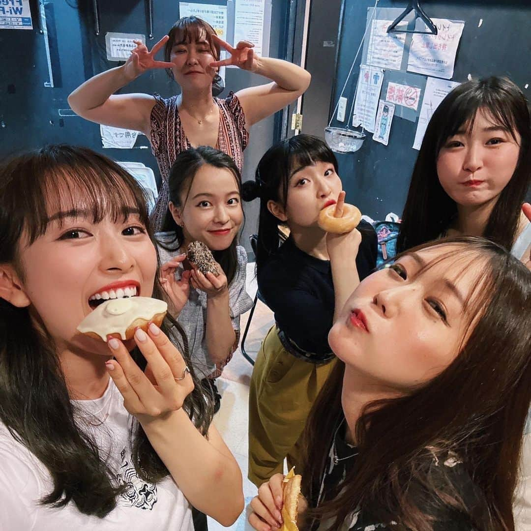 藤田早希さんのインスタグラム写真 - (藤田早希Instagram)「初恋村でした！ ダンス部はソランチーム、Switchは大谷チーム 両方優勝でした🙌🏻 ヒゲダンスおびえておったぞ！ Switchの液晶的なの二弾活用で 本格的なコーナーになってて最高でした。 死ぬほどこのパンツやぶれすぎ言われてきて、 こうやってみたらまじやぶれすぎてて びっくした。けど、これからもはく。 今日はおおたにさんハピバです✨ おめでとううう！！. . ☆☆☆☆☆☆☆☆☆☆☆☆☆☆☆☆☆☆☆☆☆☆☆. .  It was my first love village! Dance club is Soran team, Switch is Otani team Both were winners🙌🏻 The bearded dance scared me! With the second use of Switch's LCD-like It was great to have a full-fledged corner. I've been told to death that these pants are too loose, When I looked at it this way, it was really messed up. I was surprised. But I will continue to wear it. Today is Otani-san Hapiba✨ Congratulations! !. .  첫 코이무라였습니다! 댄스부는 솔란팀, Switch는 오타니팀 둘 다 우승했습니다 🙌🏻 수염 댄스를 두려워했습니다! Switch의 액정적인 이탄 활용으로 본격적인 코너가 되어 최고였습니다. 죽을수록 이 팬츠나 너무 흔들리고, 이렇게 해보면 진지하고 너무 흔들렸다. 놀랐다. 하지만, 앞으로도 빠진다. 오늘은 오타니 하피바입니다✨ 축하해! !. . ☆☆☆☆☆☆☆☆☆☆☆☆☆☆☆☆☆☆☆☆☆☆☆. . . .  #初恋村 #ライブ #リモート配信 #リモート配信ライブ #初恋タロー 様 #コントしちゃらんね . . . .」9月11日 12時24分 - sakifujita