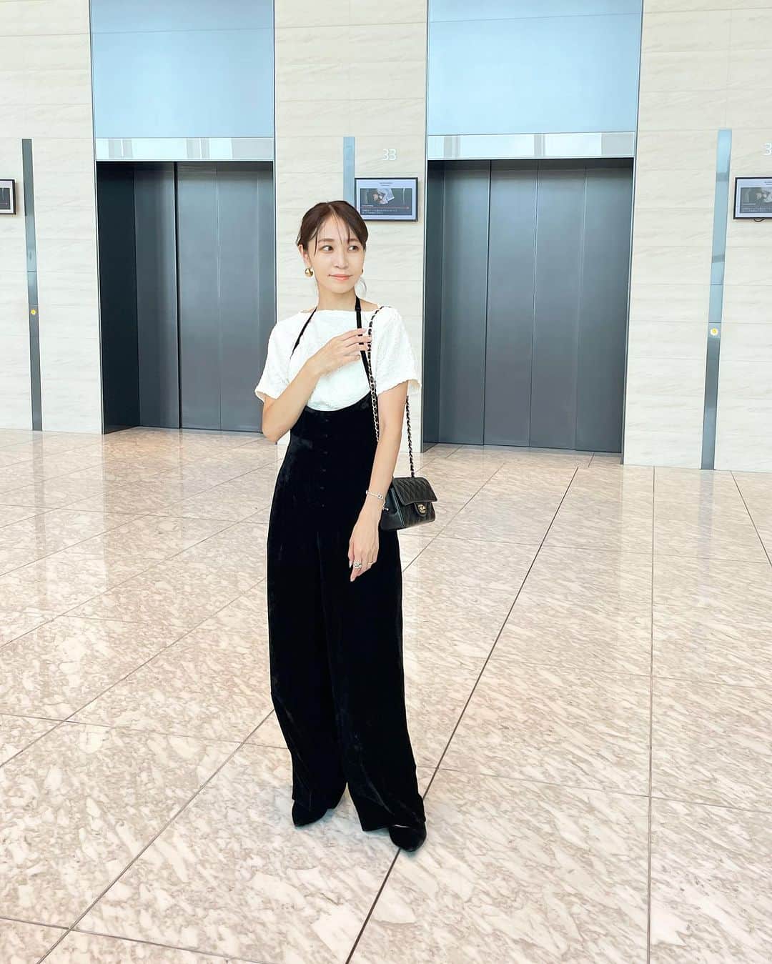 鈴木優美 さんのインスタグラム写真 - (鈴木優美 Instagram)「大人モードな @jillstuart.jp 🖤 先週金曜日の仕事帰りに、横浜NEWoMan POPUPへ行ってきました🏃‍♀️ お持ち帰りしてきた、今期も気になるベロア素材のロンパースで私服コーディネート😊 #スワイプしてね  ボタンもウエストのくびれのシルエットもとっても好み❣️(2枚目) ぽこぽこトップスと合わせて秋らしくしてみました🍁 今週も暑さが続きそうですが、少しずつ秋を取り入れています😌 ちなみにNEWoMan YOKOHAMA JILL STUART POP UP SHOPは9/1(FRI)-9/24(SUN)までですのでお早めに〜 . 📍ニュウマン横浜 5F JILL STUART POP UP SHOP （住所: 神奈川県横浜市西区南幸1－1－1JR横浜駅 中央北改札または中央南改札からすぐ） . . . . . . . . #JILL_NEWoMan #JILLSTUART #ジルスチュアート #JILL_23AW #pr」9月11日 12時19分 - yumi_kakiuchi