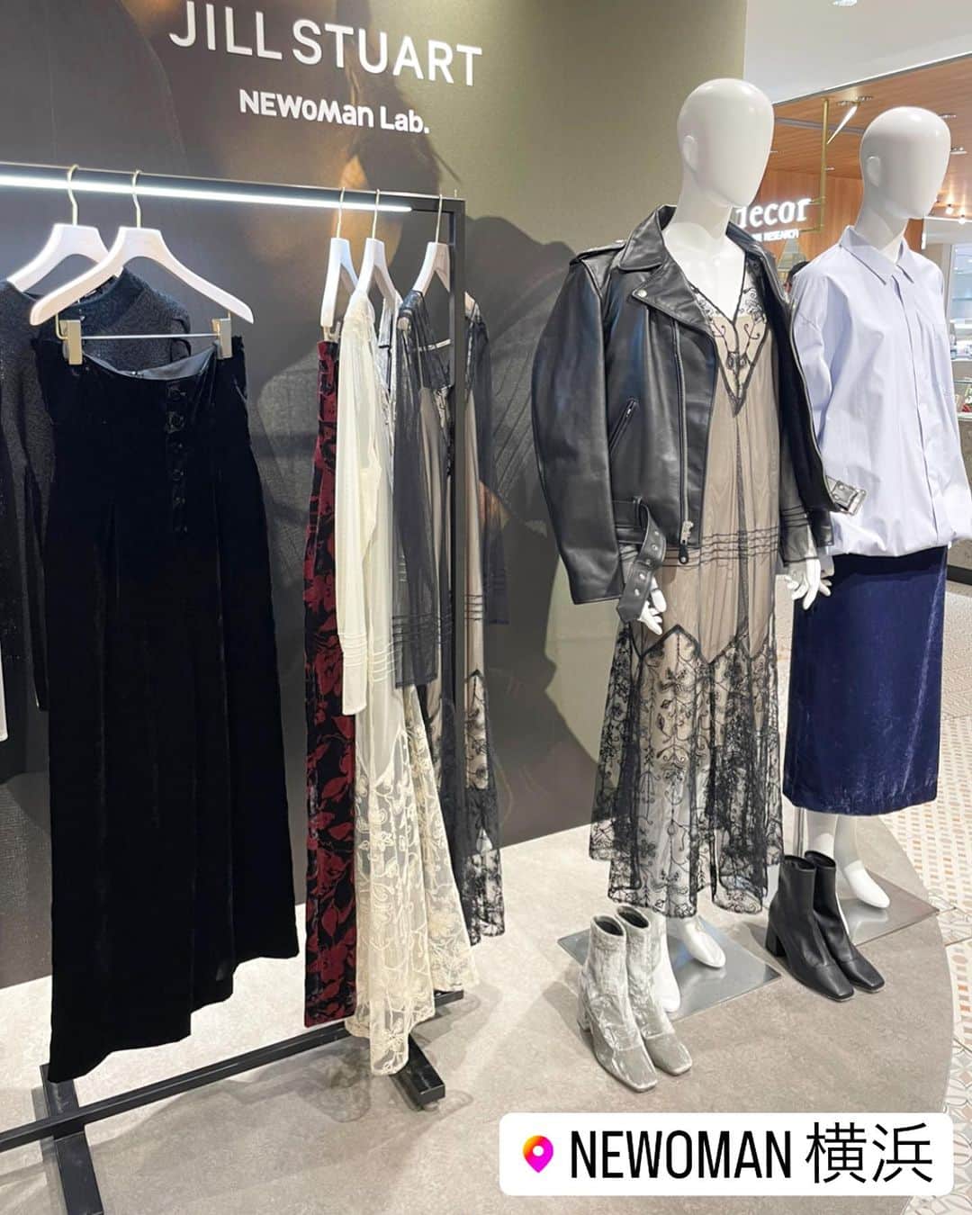 鈴木優美 さんのインスタグラム写真 - (鈴木優美 Instagram)「大人モードな @jillstuart.jp 🖤 先週金曜日の仕事帰りに、横浜NEWoMan POPUPへ行ってきました🏃‍♀️ お持ち帰りしてきた、今期も気になるベロア素材のロンパースで私服コーディネート😊 #スワイプしてね  ボタンもウエストのくびれのシルエットもとっても好み❣️(2枚目) ぽこぽこトップスと合わせて秋らしくしてみました🍁 今週も暑さが続きそうですが、少しずつ秋を取り入れています😌 ちなみにNEWoMan YOKOHAMA JILL STUART POP UP SHOPは9/1(FRI)-9/24(SUN)までですのでお早めに〜 . 📍ニュウマン横浜 5F JILL STUART POP UP SHOP （住所: 神奈川県横浜市西区南幸1－1－1JR横浜駅 中央北改札または中央南改札からすぐ） . . . . . . . . #JILL_NEWoMan #JILLSTUART #ジルスチュアート #JILL_23AW #pr」9月11日 12時19分 - yumi_kakiuchi