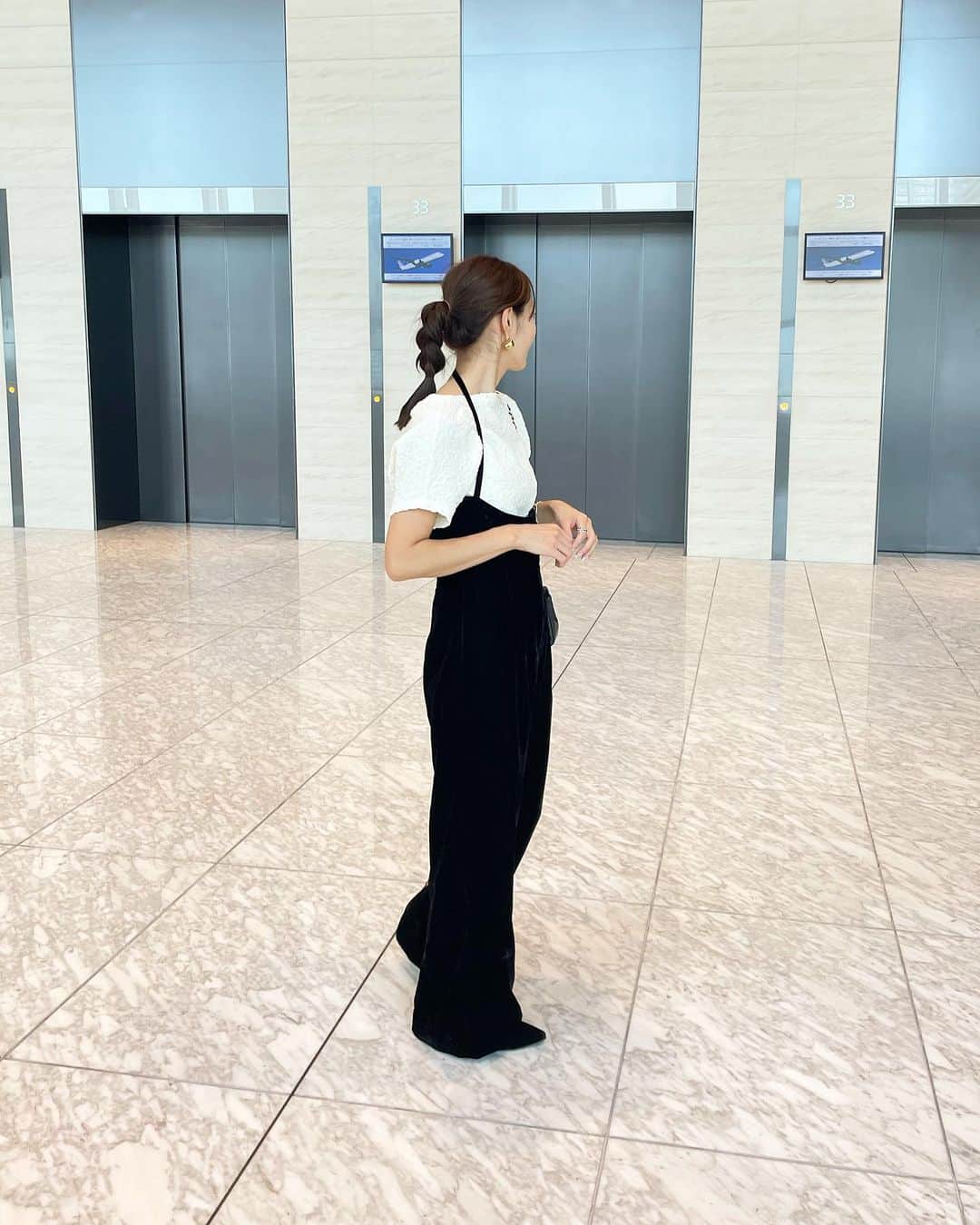 鈴木優美 さんのインスタグラム写真 - (鈴木優美 Instagram)「大人モードな @jillstuart.jp 🖤 先週金曜日の仕事帰りに、横浜NEWoMan POPUPへ行ってきました🏃‍♀️ お持ち帰りしてきた、今期も気になるベロア素材のロンパースで私服コーディネート😊 #スワイプしてね  ボタンもウエストのくびれのシルエットもとっても好み❣️(2枚目) ぽこぽこトップスと合わせて秋らしくしてみました🍁 今週も暑さが続きそうですが、少しずつ秋を取り入れています😌 ちなみにNEWoMan YOKOHAMA JILL STUART POP UP SHOPは9/1(FRI)-9/24(SUN)までですのでお早めに〜 . 📍ニュウマン横浜 5F JILL STUART POP UP SHOP （住所: 神奈川県横浜市西区南幸1－1－1JR横浜駅 中央北改札または中央南改札からすぐ） . . . . . . . . #JILL_NEWoMan #JILLSTUART #ジルスチュアート #JILL_23AW #pr」9月11日 12時19分 - yumi_kakiuchi