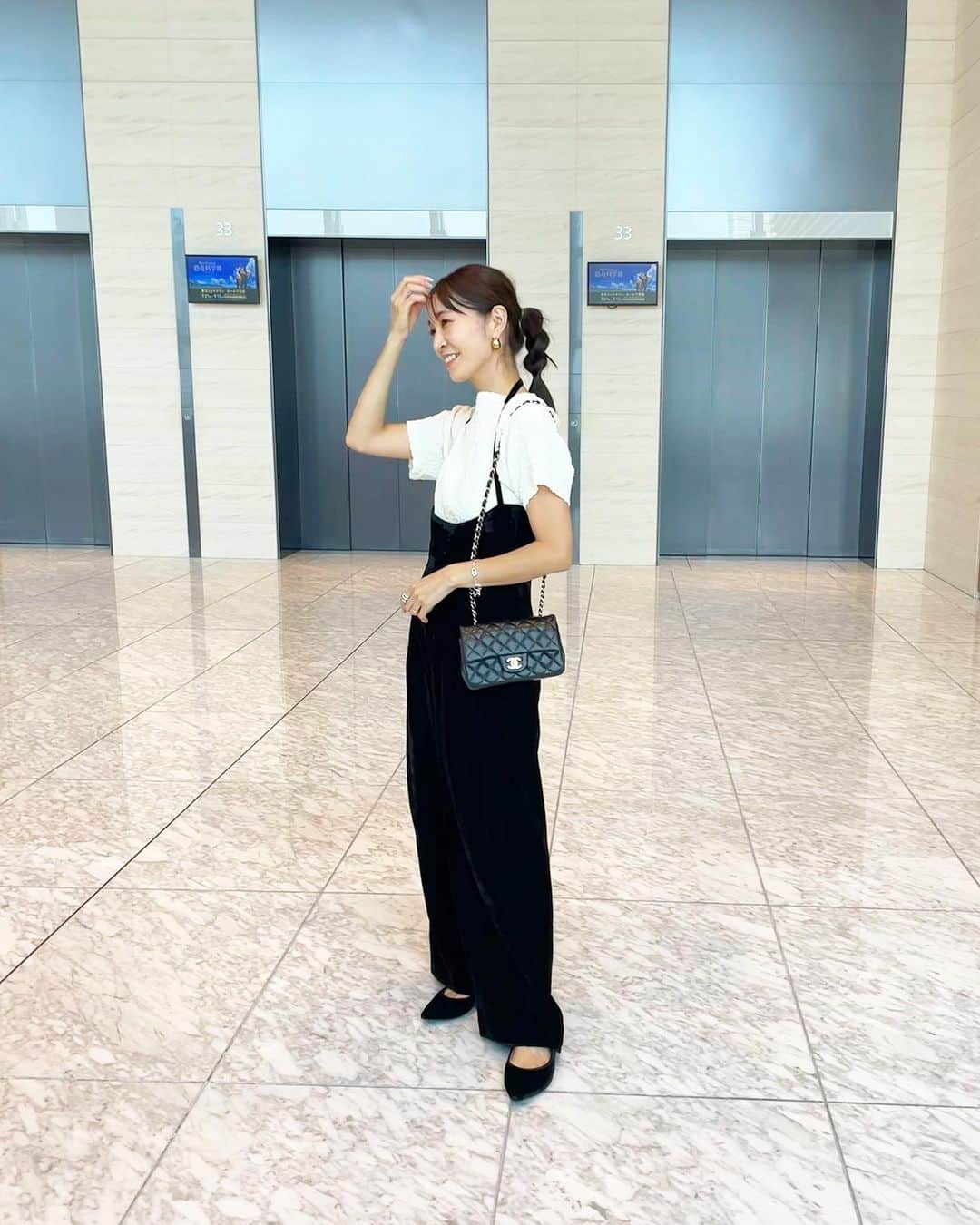 鈴木優美 のインスタグラム：「大人モードな @jillstuart.jp 🖤 先週金曜日の仕事帰りに、横浜NEWoMan POPUPへ行ってきました🏃‍♀️ お持ち帰りしてきた、今期も気になるベロア素材のロンパースで私服コーディネート😊 #スワイプしてね  ボタンもウエストのくびれのシルエットもとっても好み❣️(2枚目) ぽこぽこトップスと合わせて秋らしくしてみました🍁 今週も暑さが続きそうですが、少しずつ秋を取り入れています😌 ちなみにNEWoMan YOKOHAMA JILL STUART POP UP SHOPは9/1(FRI)-9/24(SUN)までですのでお早めに〜 . 📍ニュウマン横浜 5F JILL STUART POP UP SHOP （住所: 神奈川県横浜市西区南幸1－1－1JR横浜駅 中央北改札または中央南改札からすぐ） . . . . . . . . #JILL_NEWoMan #JILLSTUART #ジルスチュアート #JILL_23AW #pr」