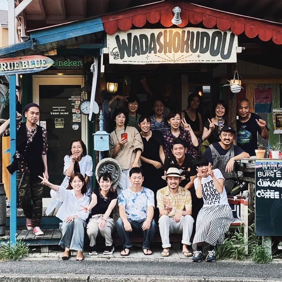 MONKYのインスタグラム：「昨日は和田食堂にて、和田学園祭！  僕のSAX教室と岩原大輔さんのジャンベワークショップ、鈴木井咲ギター教室の三つ巴で、順番に演奏したり、一緒に合奏したり、昼からワイワイとバーガー食べてお酒飲んで演奏して！って感じで、いっぱい遊んだ1日でした。  みんな楽しそうで何よりでした！！  みんなありがとうーー！！  #和田学園祭   @____monky____  @iwaharadaisuke  @isakusuzuki」