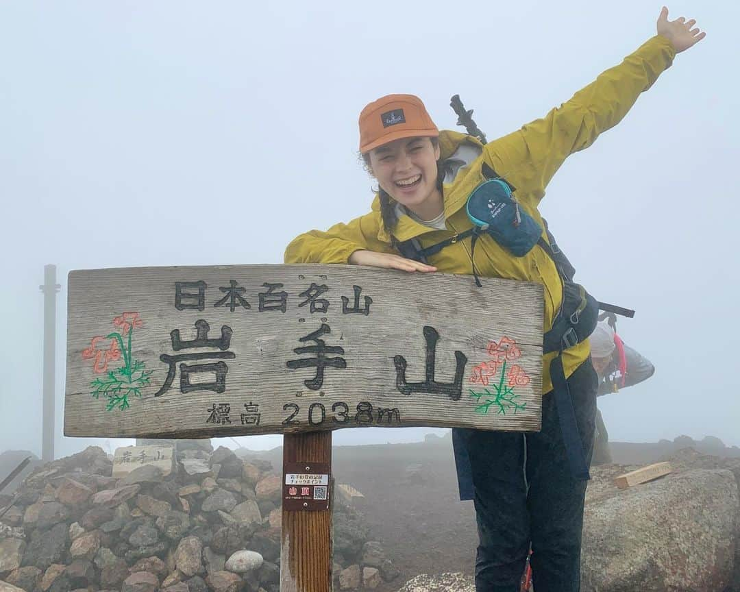 仲川希良のインスタグラム：「ひとつ前の投稿、正解は岩手山でした！ ・ DMなどでもお答えいただきましたが 麓の牧場や足元の赤い砂礫から見事に推理し 正解に辿り着いている方も…… 出題者である私の方が驚いてしまいました笑 ・ ・ 登山前日はふもとの雫石町で網張ビジターセンターやイーハトーブ火山局を巡りました ・ 岩手山の生い立ちを知り活火山であるということを改めて感じた上で登ると 足を置き手で触れる山肌から鼓動が感じられるようでした ・ ・ 写真の通り 登りからお鉢巡りまではずーっと雲の中！ 古くから信仰を集めてきた山でもあるので 火山として内包する力と併せて その神々しさを感じながらの登山となりました ・ ・ ・ #⛰️ #登山 #トレッキング #ハイキング #アウトドア #山旅 #火山 #岩手山」