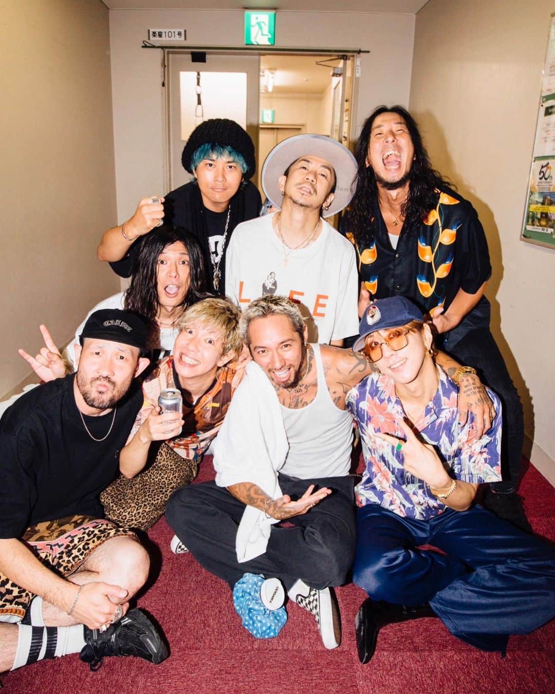 T$UYO$HIのインスタグラム：「. LIVE TONIGHT 名古屋 広島で2マンした頃とは比べものにならない 規模のバンドになったビーバー  でも相変わらず謙虚というか 変わらないスタンスというかさ  ワールドツアーから帰って来た crossfaithのメンバーに会った時も 似た感じだったな やはり人なんですよ  我々のLIVEは めっちゃ久しぶりに感じて あれ？1ヶ月くらい空いたっけ？って思ったら 2週間空いただけなのねw どんだけ毎日バンドしてるんでしょう…  LIVEも打ち上げも二次会も 朝まで楽しかった  まさに「美しい日」でした。  photo @ysz.photo   #thebonez #superbeaver」