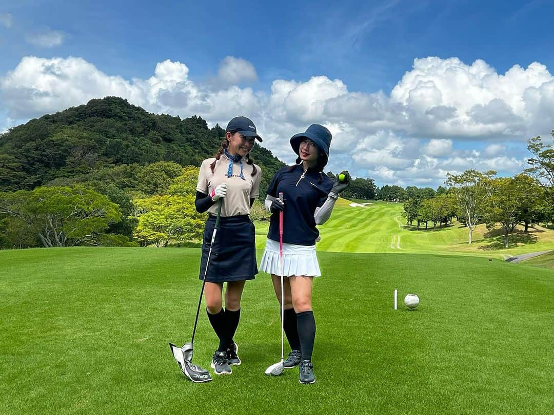 佐河ゆいのインスタグラム：「になと初ゴルフ⛳️ 出会って10年くらい？ 仕事以外で初めてお酒なしで会いました笑笑  暑すぎるとどうしても頭が回らず動画なし笑  初めてお邪魔したゴルフ場だったけど、バンカーの形が可愛くてキャピキャピしてしまった笑  写真のはアディダス型🙌  暑い中でのゴルフは今年最後だったのかもしれない ゴルフシーズンきますねぇ🤩🤩🤩   #ゴルフ  #ゴルフ女子  #ゴルフ初心者  #ゴルフ成長記録  #golf  #golfswing  #golflover #ゴルフ練習　#ゴルフ好きな人と繋がりたい　#ゴルフラウンド　#ゴルフ上手くなりたい#golfbabes #golflife #golfstagram #golfing」