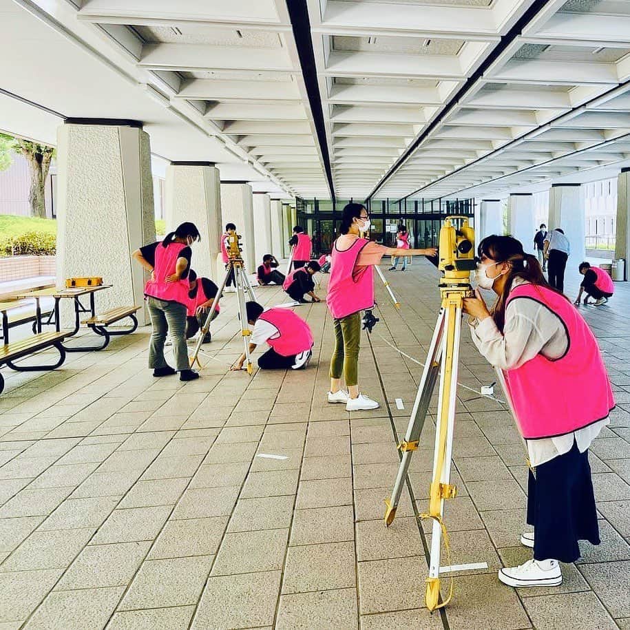 日本工学院のインスタグラム：「建築学科／建築設計科の測量実習授業の様子❗ . トランシットという測量機器を使って、水平方向と垂直方向の角度を測っています 📸 . . 「#日本工学院」をチェック！！ 学生が投稿したリアルな日常風景を見ることができますよ！ . . #nihonkogakuin #専門学校 #日本工学院八王子専門学校 #日本工学院専門学校 #教職員投稿写真 #建築学科 #建築設計科 #若きつくりびと #建築学生 #建築士 #建築家  #建築 #建築デザイン #住宅 #建築設計 #建設業 #一級建築士 #住宅設計 #デザイン #デザインが好き」