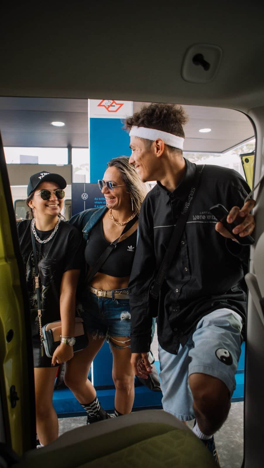 のインスタグラム：「A voz do povo… Nesse #TheTown todo mundo sabia que a energia feita de música tinha endereço certo: os espaços Volkswagen.  #VouDeVolks #VWBrasil  #VWParaTodos Vídeo. O vídeo começa com o logo da Volkswagen e em seguida aparecem pessoas diversas falando o nome da marca.」