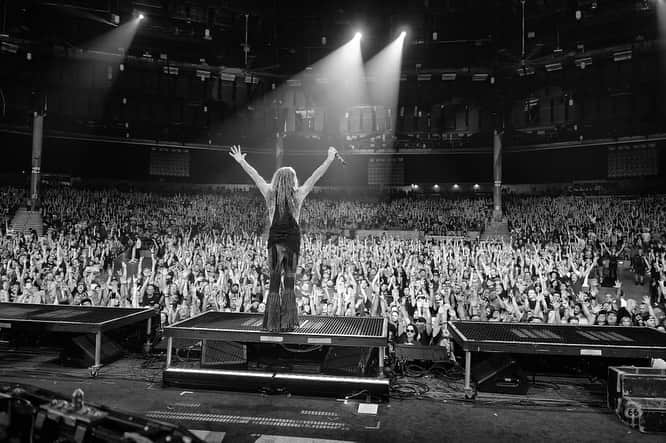 ロブ・ゾンビのインスタグラム：「11,000 came to rock tonight in Connecticut. 🔥 On stage…. Then backstage. #robzombie #freaksonparadetour」