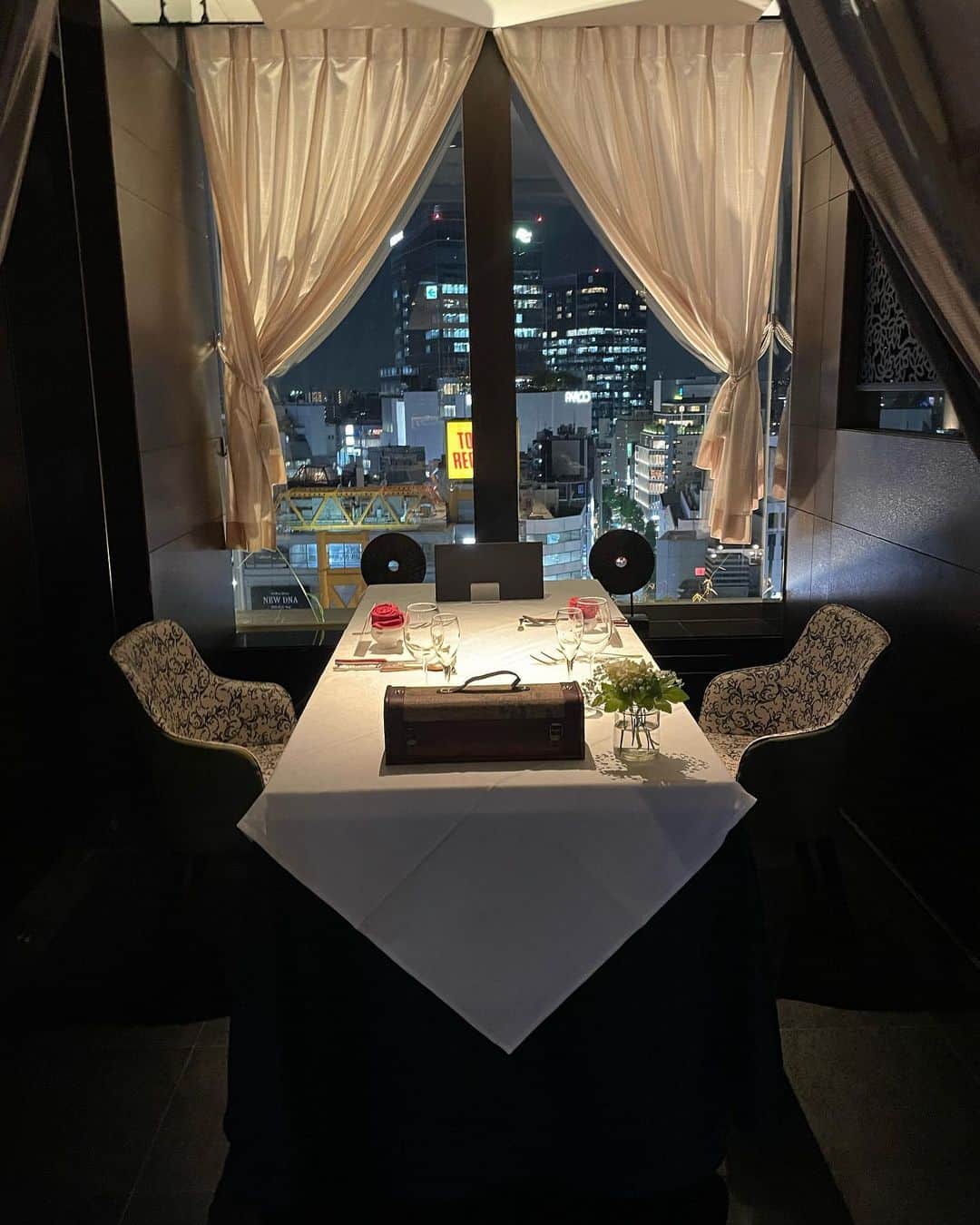 えりぞうさんのインスタグラム写真 - (えりぞうInstagram)「バリ島をイメージしたラグジュアリーな空間「THE LEGIAN TOKYO」  ビルの最上階にあり夜景も抜群、 店内にはプールがありもう ロマンチックすぎる 大人のラグジュアリーなレストラン。 まさに、勝負デートや記念日に ぴったりのレストラン。  @legiantokyo  今回は謎解きディナー。 五感を刺激する演出系フレンチプラン全7皿 12800円コース。  【序章＝prologue＝】 ポークリエットのエクレア　花の香り まず本が出てきました。 本を開くと中にお花の庭園と 真ん中にあるエクレアが。 開いた瞬間に香りが広がる！ほのかに 燻製の香りも。 最初から演出が素敵すぎる。  【鏡開＝kagamibiraki＝】 甘海老のビスク 海老のチュイールを トンカチで割りながらいただいてこわして 頂きます。エビの旨みが詰まっている ビスクに浸したチュールの サクサクの食感が楽しめます。  【開花＝blooming＝】 アジと夏野菜のタルタル仕立て　サワークリームとキャビア添え お皿に描かれたの木に抹茶のパウダーで 木を完成させます。  【途次＝on the way＝】 天然真鯛のヴァプール こぶ締めした鯛を蒸したもの。 下には、おしむぎのリゾットが 敷かれています。  【熾火＝charcoal fire＝】 鴨胸肉の炭火焼きロースト 炭火焼きにした鴨肉のロースト オレンジオイルを垂らして 大きな、まんがんじとうがらしが、 また美味しさを引き立てます。 鴨肉は脂も少なくてシンプルで 食べやすい。美味しい。  【シェフからの贈り物】 なんとフレンチなのにカレー？！ めちゃくちゃ可愛いランプにカレーが 液体窒素でドライアイスがもくもくー。 とまさに魔法のランプ。 素晴らしい演出。ラクダのマークの入った マカロンが可愛い。  【有終＝ending＝】 パティシエ特製デセール デザートではテーブルクロスをまちゃあきばりに引っ張ると フラワーテーブルに！めちゃくちゃ映え。 デザートの盛り合わせは、 テーブルでクリームブリュレをガスバーナーで炙り仕上げてくれました。  まさに天空のレストラン。 最高にロマンチック。 勝負デートにぴったり。 今日は女子会だったけど、 素敵な男性ときたいなぁ、、涙  #レギャン東京 #イノベーティブフュージョン #渋谷グルメ #渋谷フレンチ #渋谷ディナー #渋谷デート #神泉グルメ #神泉ディナー #神泉フレンチン #神泉デート #代官山グルメ #代官山フレンチ #代官山ディナー #代官山デート #東京フレンチ #東京グルメ #東京ワイン  #shobuya #shinsen #tokyowine #tokyogourmet #japanesefood」9月11日 12時44分 - erizo0012