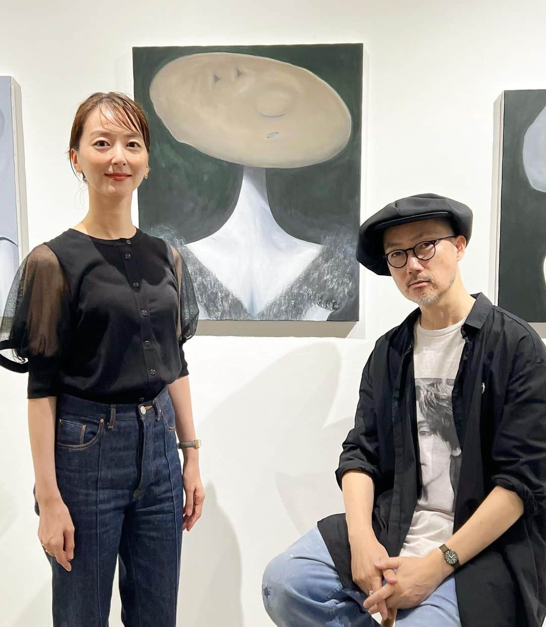 東麻美のインスタグラム：「Ed TSUWAKI "UNKNOWN RACES" solo exhibition にて 操上和美さんに撮っていただいた一枚  エドさんの新作はとっても素敵だ  首から肩の美しいラインに 余裕さえ感じる羨ましい胸  無いようである顔は、可愛らしさも滑稽にも苦悩にも見えて魅力的  素晴らしい空間の中 すでに違う意味でも胸いっぱいで倒れそうな私に 更に訪れた 貴重な貴重な一瞬です  緊張しぃも本当にいい加減にしろっ😂🤛🤛 自分の腹にダブルパンチをくらわせたいほどでありますが  もう、この貴重で幸せな一瞬を自慢しちゃうっ😆  @ed_tsuwaki さん @kuri1936.official さん ありがとうございました！🌷  Ed TSUWAKI "UNKNOWN RACES" 南青山 @febgallerytokyo にて 9/24（日）まで✨  #edtsuwaki さん #操上和美 さん #febgallerytokyo」