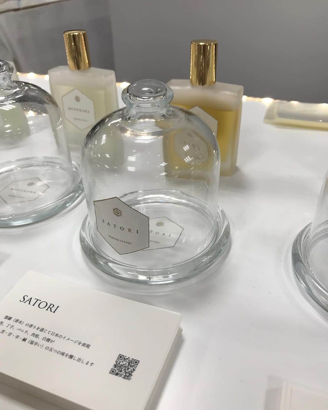 KHBアナウンス部さんのインスタグラム写真 - (KHBアナウンス部Instagram)「白檀が使われている香水からは、日本間に足を踏み入れた時の凛とした空気を、また別の香水からは、抹茶を泡立てている時の香りを感じた不思議な体験。  #パルファンサトリ の調香師 #大沢さとりさん に、香りは生活と密着していることを教わりました。  ７階催事場の通路を歩いているだけで、各ブランドのブースから良い香りがしてきます。  癒される空間でした🫶🏻  #香水  #催事  #KAORILOVER #香り薫る祭典  #東北初開催  #藤崎百貨店  #9月12日まで  #フォトスポット  #ナマイキtv  #白澤奈緒子」9月11日 13時00分 - khb_announcer