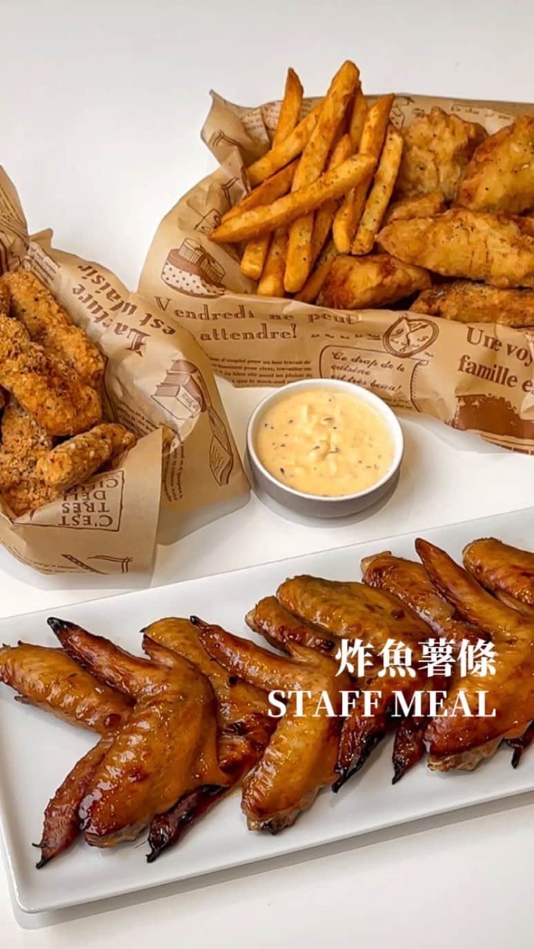 4foodie, for foodieのインスタグラム：「✨起司醬炸魚薯條/梅子醬烤雞翅✨  👩🏻‍🍳做法 Recipe: 1⃣️將比目魚切成塊狀🐟 2⃣️撒點鹽、胡椒調味，並醃漬20分鐘⏰ 3⃣️準備中筋麵粉，加入鹽、胡椒調味後作為乾粉🧂 4⃣️將魚肉均勻裹上乾粉🥢 5⃣️以100g中筋麵粉、15g玉米粉、120ml啤酒製作麵糊🥣 6⃣️均勻裹上麵糊後油炸至熟起鍋🫕 7⃣️薯條油炸3分鐘，香檸雞柳條油炸至表皮金黃即可🐔 8⃣️炸物可搭配香草起司醬使用🧀️ 9⃣️製作梅子醬烤雞翅：以180g梅子酸甜醬、2匙醬油、少許鹽巴醃漬雞翅半小時⏱️ 1⃣️0⃣️放入烤箱並淋上剩餘的醬汁🥄 1⃣️1⃣️以200°C烤20分鐘就完成啦✅  💡補充💡這次使用紅龍新推出的香草起司醬搭配炸魚薯條🍟醬汁帶有檸檬奶香與豐富香草味，搭配炸物格外解膩！另一款梅子酸甜醬用來製作烤雞翅則非常入味，配上無毒農二節雞翅的Q彈肉質真的很涮嘴❤️‍🔥中秋烤肉節快到了，多款新鮮肉品、海鮮和蔬菜都可以上無毒農官網參考唷！  🥩食材來源 Sponsor: @greenbox_tw 無毒農二節雞翅(放養福氣貴雞)、厚切嚴選大比目魚(扁鱈) (中秋好康在這！即日起至9/28，首購會員免費獲得小卷，生鮮肉舖輸入專屬折扣碼享9折優惠起)🦑 @reddragon.tw 紅龍梅子酸甜醬、香草起司醬、美式脆薯、香檸雞柳條🍋 @modori_tw Modori純白湯鍋、純白烤盤、磁吸廚具🤍 @boschhomees 嵌入式烤箱🔥  #4foodiedaily #4orfoodie #4foodieforfoodie #4foodieintaipei ©版權所有，不得轉載copyrights reserved」