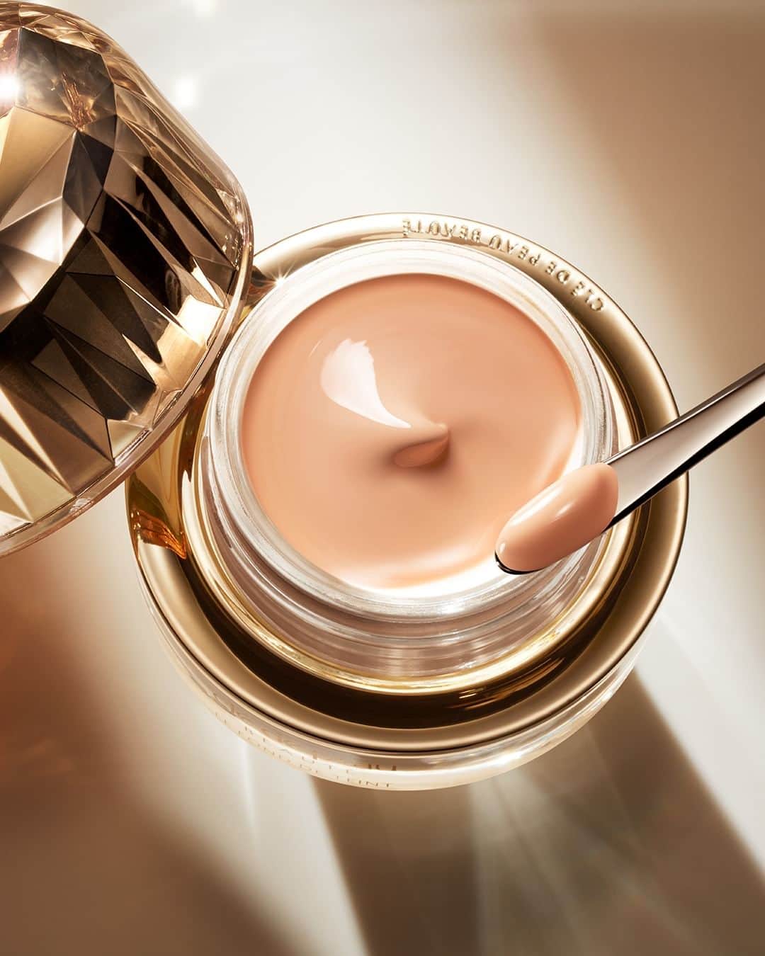 Clé de Peau Beauté Officialのインスタグラム：「A foundation that evens out your skin tone but also nourishes it from within? This is not a fantasy – our ultra-luxe #TheFoundation is a harmonious marriage between skincare and makeup. Not only does it offer flawless coverage, this skincare powerhouse delivers shots of hydration to your skin over a 24-hour period, leaving it thoroughly moisturized and irresistibly soft to the touch, even after you take it off 😍   肌を美しく見せることもちろん、今日よりも明日、さらにその先の未来の肌を美しく導くファンデーション？これは空想ではありません。 クレ・ド・ポー ボーテ #ルフォンドゥタンｎ は、ファンデーションのカテゴリーを超えた圧倒的なスキンケア効果を融合し、瞬間的な美しさだけでなく、肌そのものの未来を考えたファンデーションです。 つけたての輝く美しい仕上がりが１日中*持続します😍   *24 時間化粧持ち（輝きのあるつや・テカリ・ヨレ・色くすみのなさ）データ取得済み」