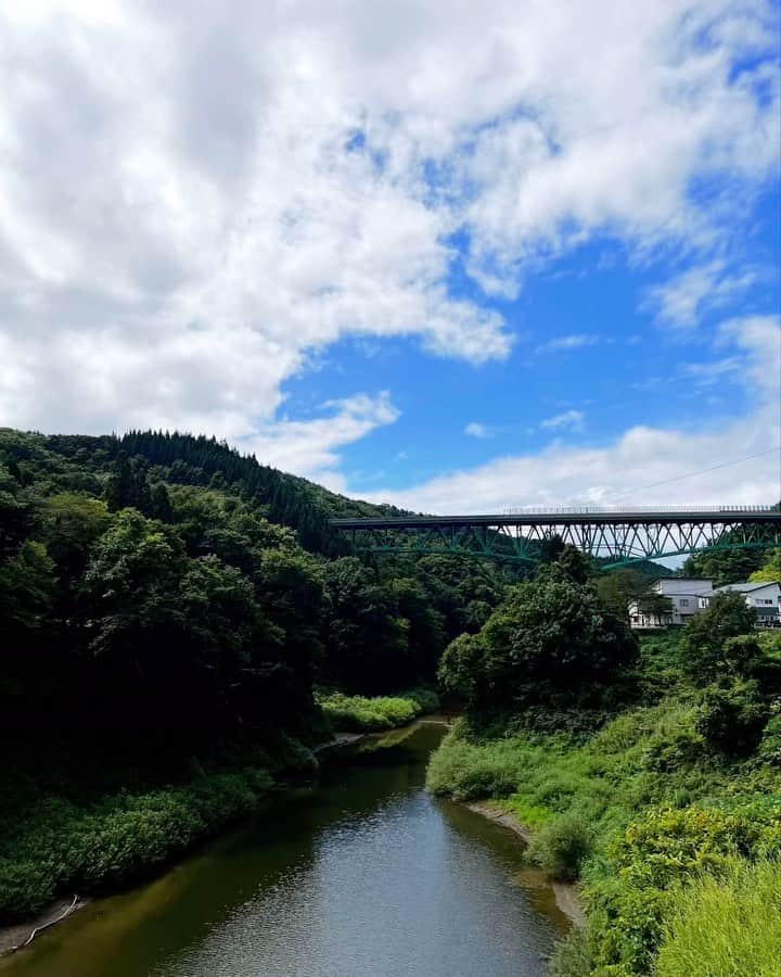 西原有紀のインスタグラム：「𝗧𝗿𝗮𝗶𝗻 𝗝𝗼𝘂𝗿𝗻𝗲𝘆  ✳︎ ✳︎ ✳︎  錦秋湖に架かる「第二和賀川橋りょう」を走るＪＲ北上線に乗車しました🚃  ✳︎  電車に乗ってゆっくりと自然の風景を堪能でき癒されました🌲  ✳︎ ✳︎ ✳︎  #nature #natural #自然 #電車 #train #電車旅 #マイナスイオン #ほっとゆだ駅 #岩手 #岩手観光」