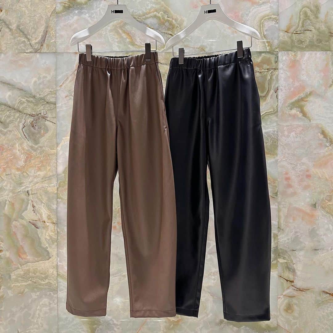 H BEAUTY&YOUTHさんのインスタグラム写真 - (H BEAUTY&YOUTHInstagram)「＜H BEAUTY&YOUTH＞ FAKE LEATHER CURVE PANTS ¥26,400 Color:MOCA/BLACK Size: S/M  #H_beautyandyouth #エイチビューティアンドユース @h_beautyandyouth  #BEAUTYANDYOUTH #ビューティアンドユース #Unitedarrows #ユナイテッドアローズ」9月11日 12時53分 - h_beautyandyouth