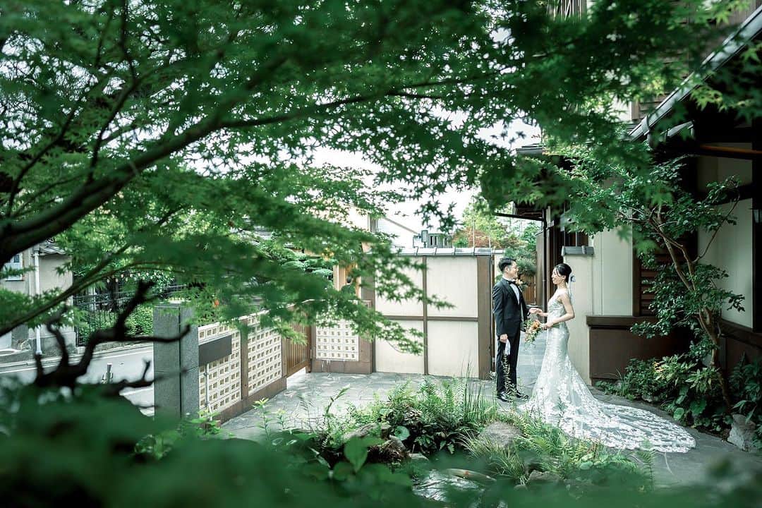 KIYOMIZU京都東山 公式のインスタグラム：「. 東山の風情感じる庭園でのショット  季節によって色合いを変える庭園を お愉しみください  ----------------------  @kiyomizu_kyoto_higashiyama をフォローし 【#kiyomizu京都東山】で検索してくださいね❖  #スタイルズ花嫁 #KIYOMIZU京都東山 #KIYOMIZU花嫁 #ブライダルハウスtutu #シェアーズヘアメイク #京都花嫁 #京都結婚式 #京都結婚式場 #おしゃれ花嫁 #前撮り #後撮り #ウェディングフォト #和婚 #京都婚 #ウェディングドレス #日本庭園 #庭園 #京都 #京都東山」
