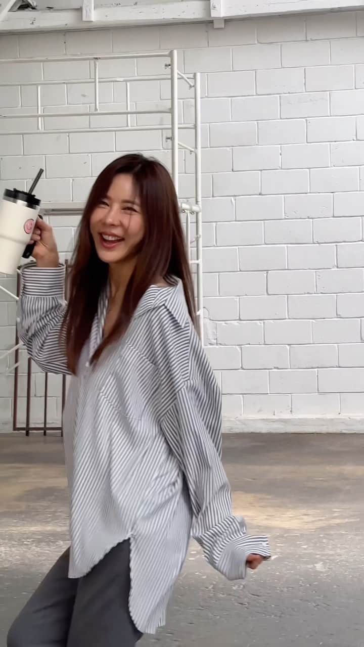 キム・ジュニのインスタグラム：「남편이랑 둘이 촬영중 힘들땐 막춤을 춰봅니다😆 둠칫둠칫 두둠칫🎶  요 오버핏스트리이프셔츠는 간절기 아우터로 딱! 겨울엔 가디건, 스웨터, 코트안에 이너로! 구김이 1도 없이 후루룩 흐르는 저 원단은 정말!😍  제가 가지고 있던 명품셔츠 무드를 그대로 재현 오버사이즈 룩을 좋아하신다면 무조건 추천!! 하의는 #맨날입는슬렉스 2023년 버전으로 #오버핏스트라이프셔츠는 수요일!  #맨날입는슬렉스 팬츠는 금요일이에요!!  월요일 우리 힘내요🥳  #어버브 #오버핏스트라이프셔츠」