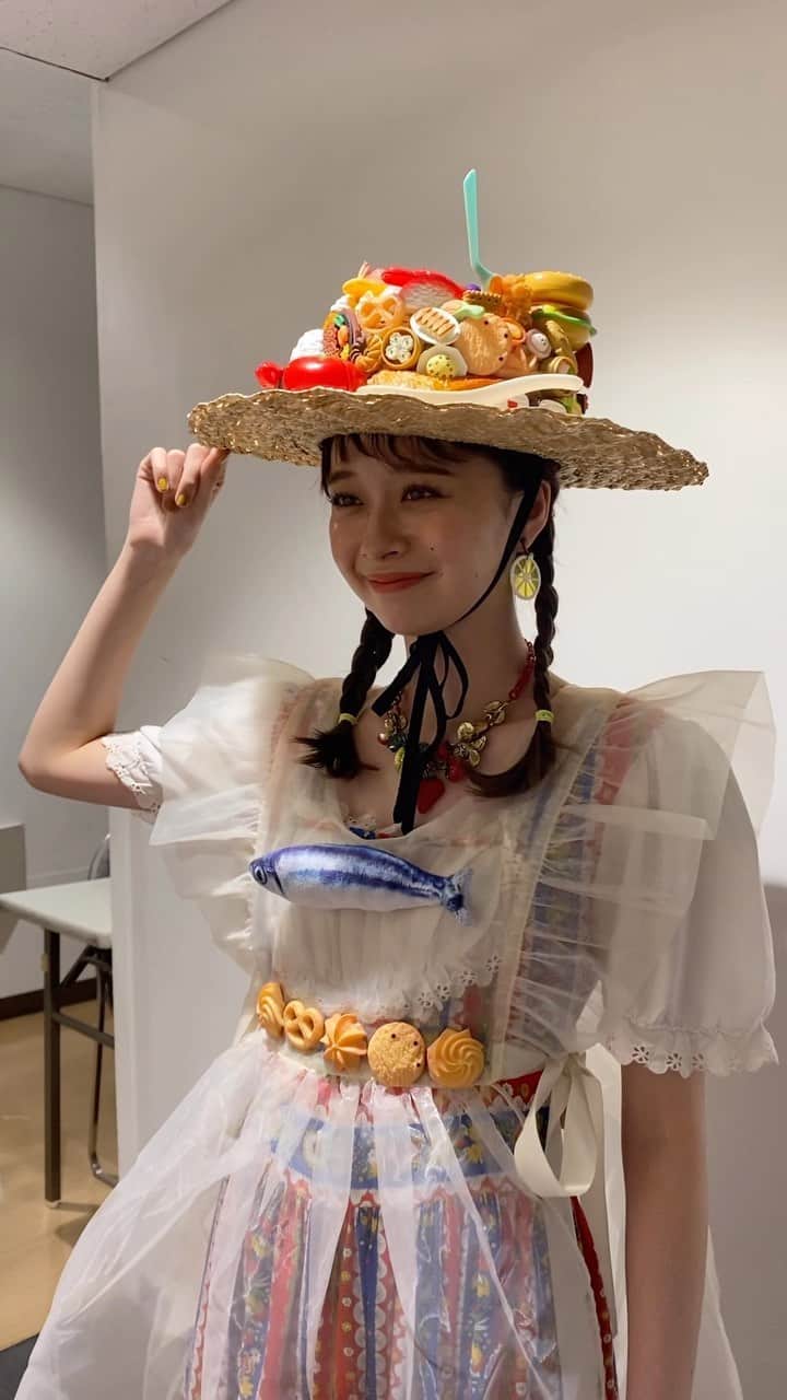 のインスタグラム：「くいしんぼうコーデのオフショット撮影の裏側🎥🤤❣️  写真も投稿するからお楽しみに🍔🍟🍝🍙🐟  #田鍋梨々花 #セブンティーン #Seventeen #学園祭 #ST夏の学園祭2023 #夏の学園祭 #セブンティーン夏の学園祭 #学園祭 #イベント #ファッションショー #オフショット #STモデル #モデル #ファッションイベント #seventeen夏の学園祭2023 #ST夏の学園祭」