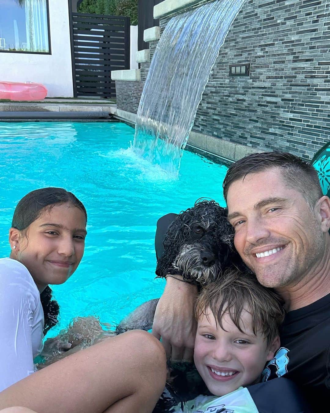 エリック・ウィンターのインスタグラム：「Weekend vibes… 🌞⚽️🎾🏊🏼‍♂️💦」