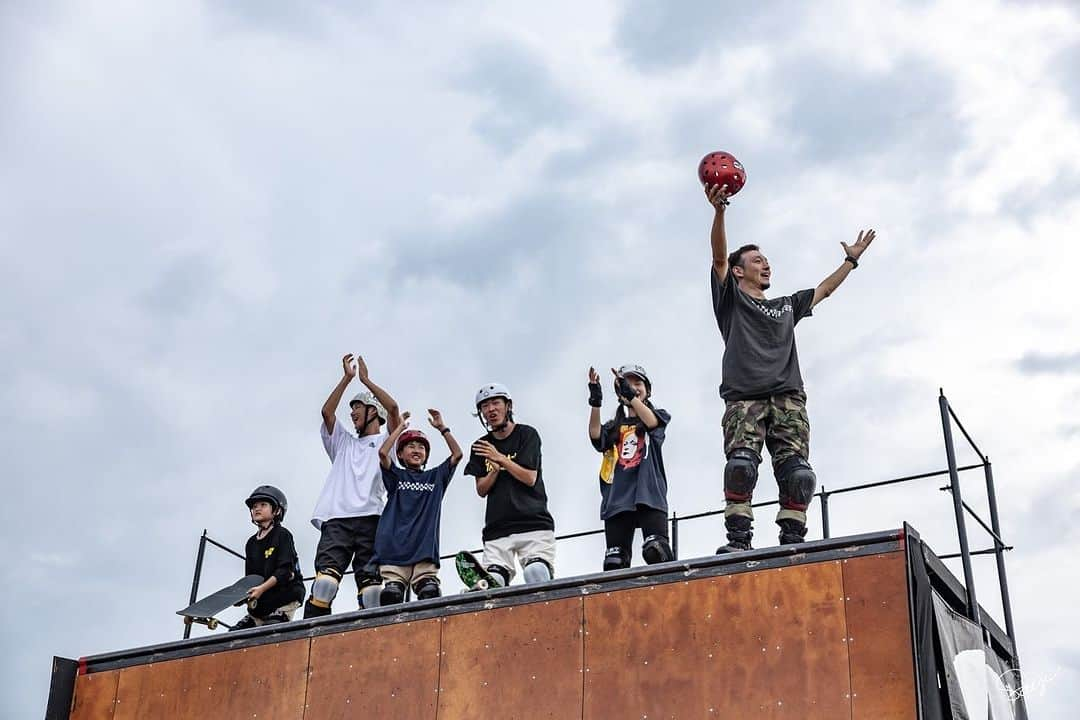 安床武士さんのインスタグラム写真 - (安床武士Instagram)「HAZIKETEMAZARE Fes DAY2🤘 何度雨にやられても挫けない気持ちでやりきった2日目！ 本当に皆さんの応援に支えられました！ ありがとうございました🙏 ハジマザ、最高！ Thanks for @hey_smith_japan @hey_igari_0131  @yuji_hey_smith  @canasumushi  @keniikawa  @mitsurusax  タスクン  team GOODSKATES @rui09  @sportsloverkaho  @famk32  @yoshiki130130  @junomatsuoka  @haruhi_gram  @takuto.yamamoto624   @goodskates_inc   Photo by @satoshi.saijo   #ハジマザ #teamgoodskates #グッドスケート #takeshiyasutoko #安床武士 #heysmith #ラストの写真は猪狩君と父」9月11日 13時05分 - takeshiyasutoko