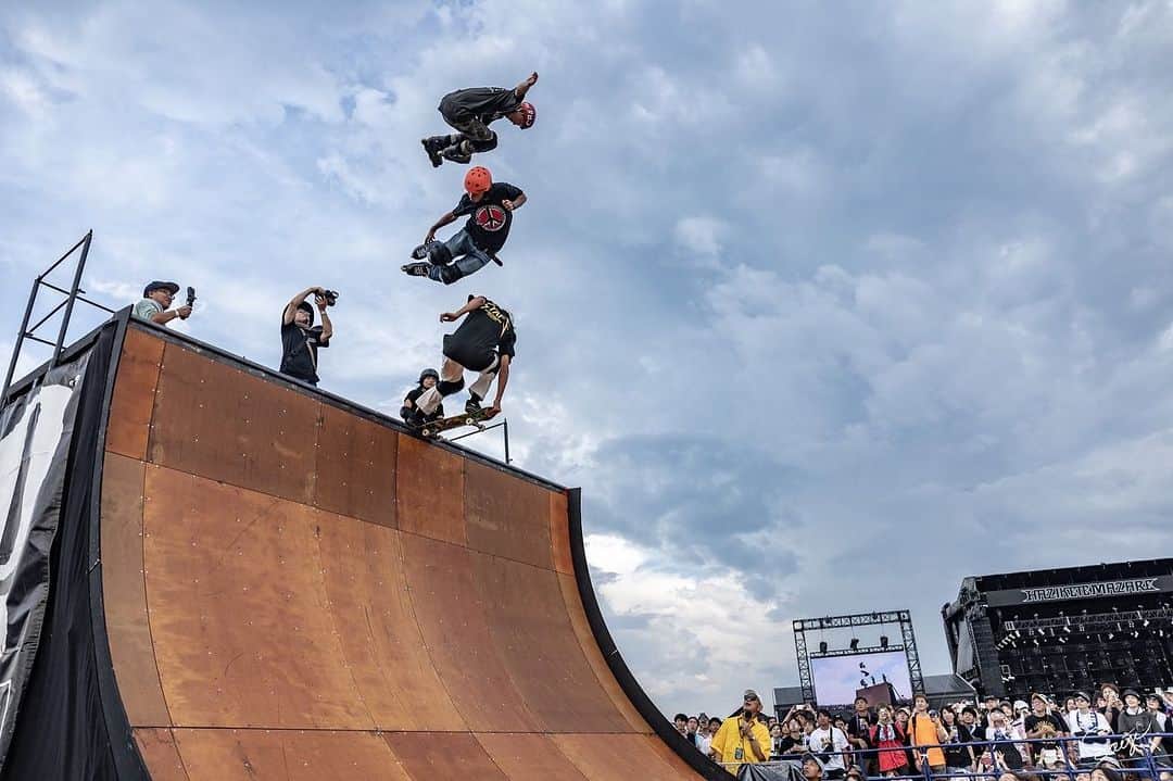 のインスタグラム：「HAZIKETEMAZARE Fes DAY2🤘 何度雨にやられても挫けない気持ちでやりきった2日目！ 本当に皆さんの応援に支えられました！ ありがとうございました🙏 ハジマザ、最高！ Thanks for @hey_smith_japan @hey_igari_0131  @yuji_hey_smith  @canasumushi  @keniikawa  @mitsurusax  タスクン  team GOODSKATES @rui09  @sportsloverkaho  @famk32  @yoshiki130130  @junomatsuoka  @haruhi_gram  @takuto.yamamoto624   @goodskates_inc   Photo by @satoshi.saijo   #ハジマザ #teamgoodskates #グッドスケート #takeshiyasutoko #安床武士 #heysmith #ラストの写真は猪狩君と父」