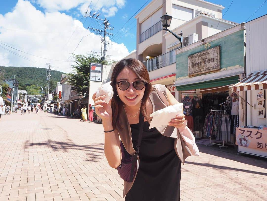 香山ひとみのインスタグラム：「先日、軽井沢旅行に行ってきました🌿✨  レトロでのんびりした雰囲気漂う『旧軽井沢銀座通り』。 ランチを兼ねて食べ歩き🚶‍♀️💛  #腸詰屋 #腸詰屋ソーセージ #軽井沢のころっけやさん →揚げたてザクザク！じゃがいもふわふわホックホク🥔 メンチカツもごろっとお肉感あって絶品でした♡ #浅野屋軽井沢本店  →東京にもあるしなぁ..と思ってたけど、本店効果？🤣また全然違って、すっっごく美味しかった〜🥐 #軽井沢キッチン #三笠カレーパン #沢屋ジャム  エリアは広くないので、 店内で食べなければ2時間もあれば充分🌿 観光の合間、 軽井沢アウトレットの前後に ぶらりと立ち寄るのもよい☺️  他にも、 丸鳥焼き屋さん、チーズ屋さんに、デリカッセンもあったので、 近くのホテル泊だったら、 ここでいくつか買い出しして、 地ビールと長野県産のワイン買ってー🤤🍷、 ホテルの部屋で、 のんびりつまみつつ飲むのも良いなぁ...🤤🍷🍻  #軽井沢旅行 #旧軽井沢銀座通り #軽井沢グルメ　#軽井沢ランチ　#食べ歩き　#子連れ旅行 #karuizawatrip #かやまとりっぷ」