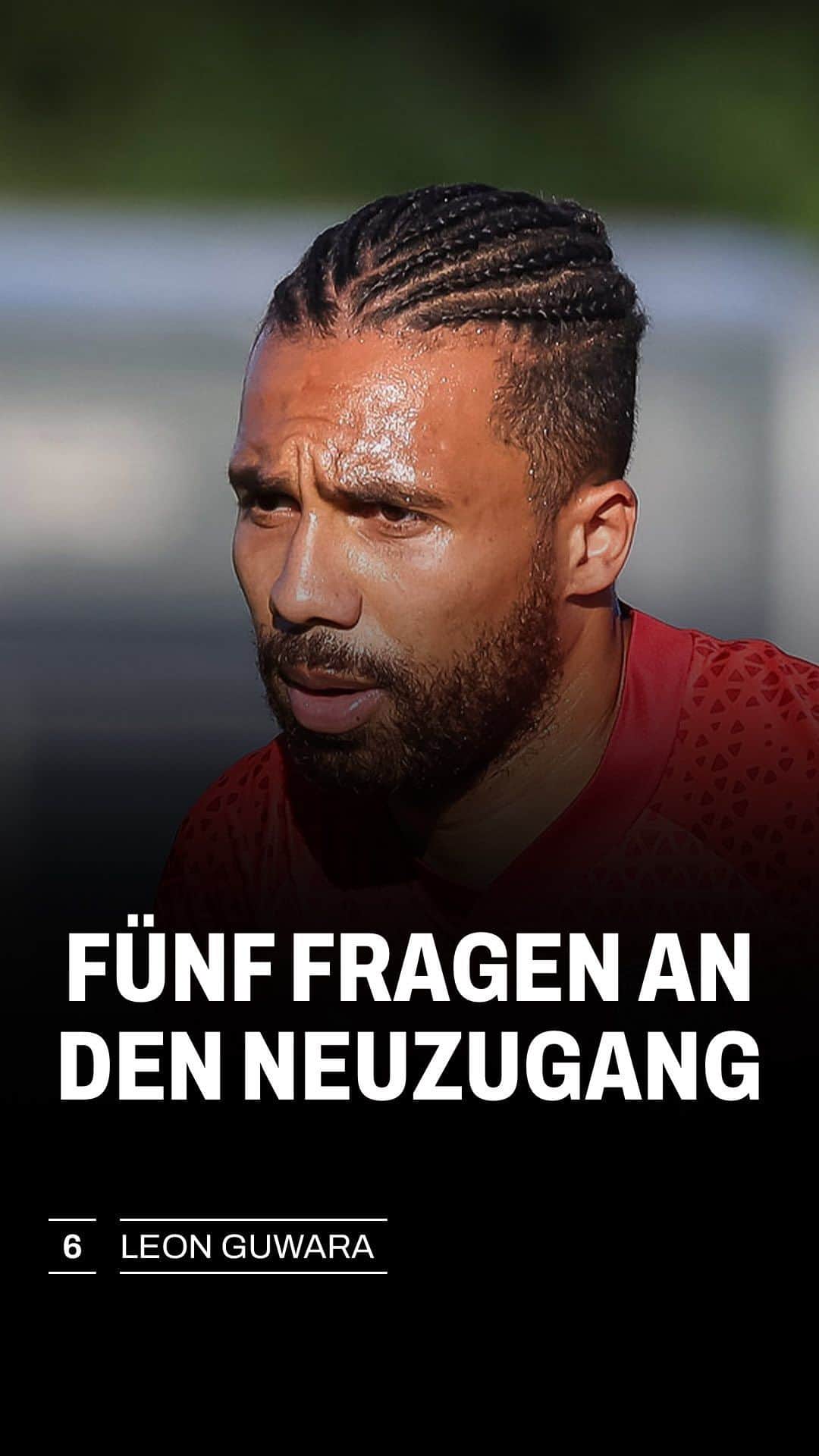 FCインゴルシュタット04のインスタグラム：「haben Verstärkung bekommen: @funki_ hat sich das #Schanzer-Mikro geschnappt und kurzerhand Leon #Guwara bei ‚Fünf Fragen an den Neuzugang‘ interviewt. 🎤⚫🔴 Was dabei rauskam? Seht selbst...😋 . . #Schanzer #schanzerdassindwir #Schanzerfürimmer #Schanzer #Ingolstadt #FCI #FCIngolstadt #soccer #fussball #football #futbol #Liga3 #3Liga #mariusfunk #funki #marius #funk #leonguwara #leon #guwara #fünffragenandenneuzugang @systeccomputer」
