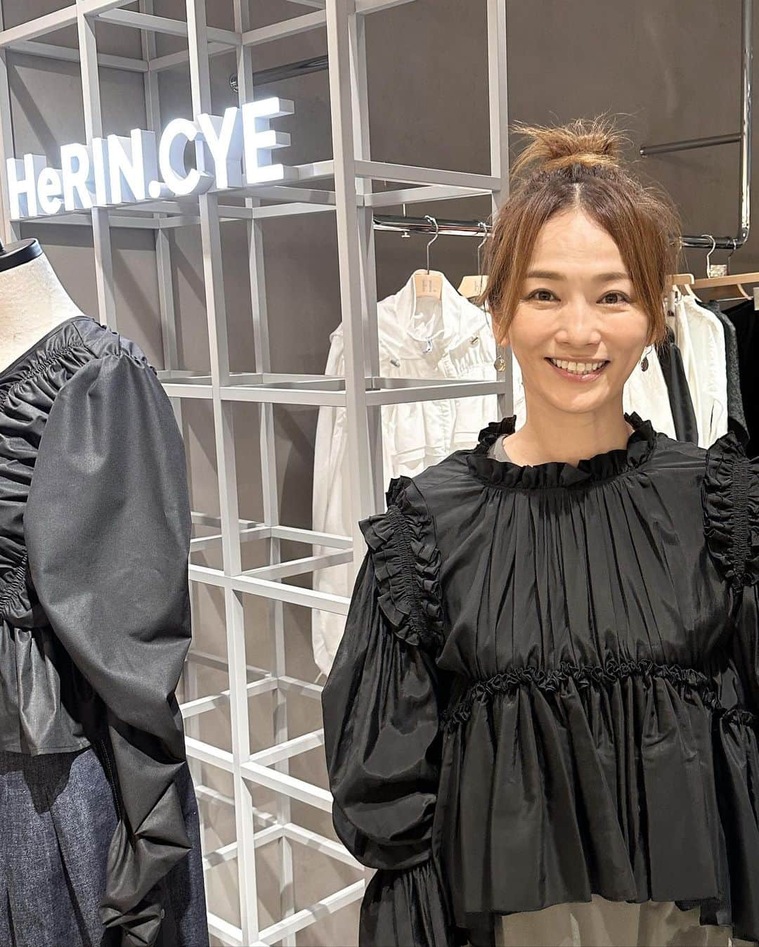 倉本康子のインスタグラム：「⭐️ 「HeRIN.CYE」(ヘリンドットサイ) @herin.cye   ついに実店舗OPEN! 新宿ルミネ2の2F！ モデル達も着てる人多いこのブランド とがったデザインもあったりして 毎シーズンチェック欠かせないんです。  今回は一目惚れのブルーのビッグシルエットガーデをget♪ ここでは他ブランドもセレクトで置かれていたから、 MECRE(メクレ)のフリフリ黒ブラウスも。 @mecre_official   早く秋めいてくれないかなー♪ 2.3枚目の画像はイナバヒロコ。 この人の笑顔が大好き😘  #ヘリンドットサイ #herindotcye  #mecre #メクレ #新宿ルミネ2  #秋ファッション」