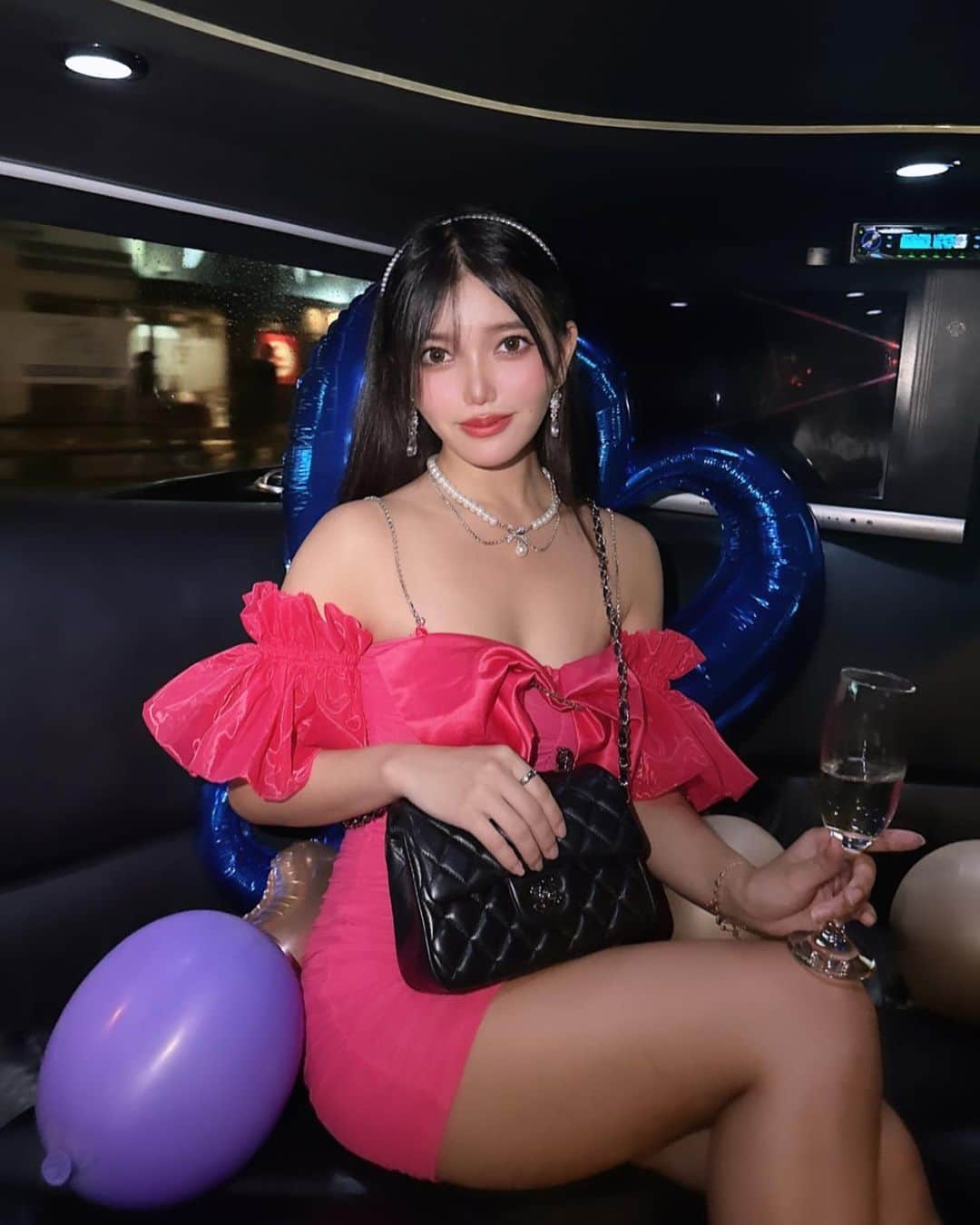 比嘉こころのインスタグラム：「👩でリムジンパーティ🫶🏻💕 シャンパンあけて、写真撮って 楽しくてあっという間〜🤣  @limousine_party_kansai  マスターズリムジンさんで やってくれて、一眼レフの 写真撮影サービスも ありました☺️👌  お誕生日のお祝いありがとう💋  これからも楽しいこと たくさん一緒に やっていけたら嬉しい🥰  #女子会 #リムジン #マスターズリムジン #リムジンパーティ #誕生日パーティー  #ドレスアップ #ポートレート #インスタ映え #フリーモデル #japan #osaka #japanesegirl #barbie  #バービー」