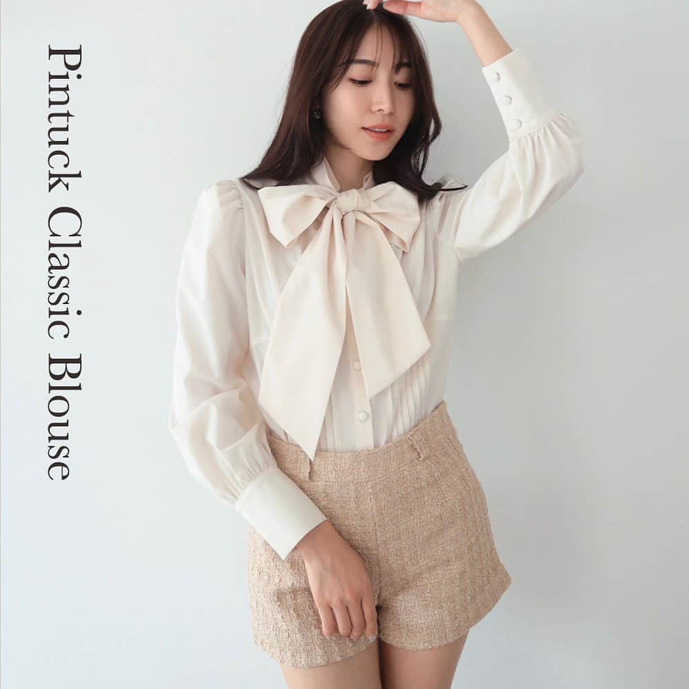 デュラスアンビエントのインスタグラム：「#ピンタッククラシックブラウス <Ivory, Black, Check/Pink, Check/Black> 【9/20(WED)20:00-】  クラシカルなムード漂う、上品な秋ブラウスが到着。  身体のラインに合わせた細身のボディに、ギャザーを施した袖がふんわりと映え、太めのタイが顔周りをデザイン。  リボンで甘く、垂らしてスタイリッシュにも変えられ、取ればスッキリとしたスタンドカラーで知的な印象に。  ＿＿＿＿＿＿＿＿＿＿＿ ✔︎ @ambient_styling #AMBIENT #ambient_official #ambientstyle #アンビエント #23aw #ブラウス #秋コーデ」