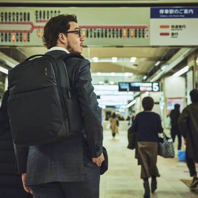 Incase Japanのインスタグラム：「- A.R.C. Commuter Pack -  ビジネスシーンにおけるすべてのコミューター（通勤者）にコミットする性能を搭載したバックパック。 フロント上部にオーガナイザー機能を有するポケットを備えたほか、フロント下部に収納性に優れたジップポケット、トップに起毛裏地を設けたマグネットクロージャ付きシークレットポケットを設けるなど、収納性に特化している。 メインコンパートメントには衣類などをしっかりとホールドしてシワになりにくくするウェビングストラップがあり、1～2泊程度の出張ならこれひとつで対応できる。  【サイズ】約H43 × W29 × D19 cm 【重さ】約1.3kg 【価格】34,100円  商品に関するお問い合わせや通信販売のご用命は、プロフィール欄にある連絡先（Incase SHINJUKU）までご連絡ください。 皆さまのお悩みを専属スタッフがサポートいたします。  ▷詳しくは @incase_japan プロフィールからOFFICIAL ONLINE STOREへ  #incase #goincase #incasejapan  #インケース #通勤バック  #通学バック #通学バッグ #仕事バッグ #仕事バック #仕事鞄 #ビジネスバッグ #バックパック #デイパック #リュックサック #ビジネスバッグ #ビジネスリュック #ビジネスバックパック #リュック #カジュアルバック #カジュアルバッグ #ビジカジ」