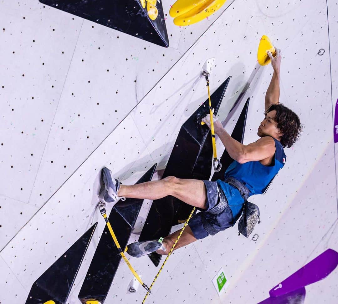 緒方良行のインスタグラム：「9th place in Koper. My endurance on hard crimps is obviously not strong enough. Also my brain didn’t work great on the crux section in semis. I try my best on training until the last world cup in China🔥  リードワールドカップinコペルは9位で終了しました。 クリンプの持久力不足は言わずもがな。それに加えて、土壇場での判断も良くなった。 次は最終戦！今回の反省を活かしてトレーニング頑張るぞ🔥  📸 @janvirtphotography   @bpump_ogikubo  @adidastokyo @adidasterrex  @fiveten_official  @rockcityclimbingholds  @frictionlabs」