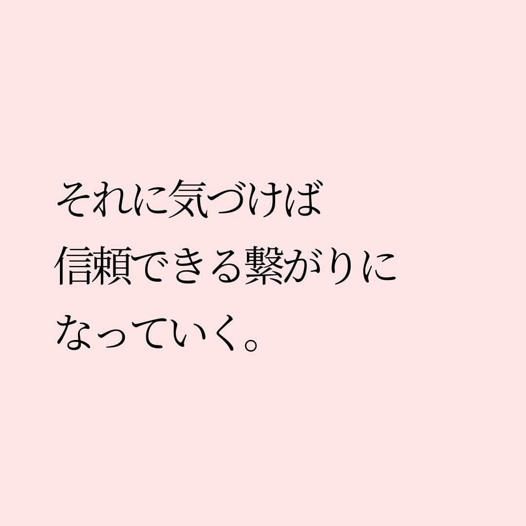 Takumi Kawaharaさんのインスタグラム写真 - (Takumi KawaharaInstagram)「【 絶対に付き合わない人。 】     どんなにフォロワーがいようと、 お金持っていようと、 有名だろうと、   人として信頼できなかったら 絶対に付き合わないと決めている。   逆に言うと どんなにフォロワーが少なくとも その時点でお金が無くても 無名でも   人として尊敬できるなら 付き合ってきた。   それが気づけば 信頼できる繋がりになっていく。       ＿＿＿＿＿＿＿＿＿＿＿   あたらしいけど、なつかしい。 川原卓巳がプロデュースする 自分たちらしく生きていくコミュニティ。   “本当に生きていきたい未来”を 自分たちでつくる。 じゃあ何からはじめようか...。   川原卓巳プロデュース 新オンラインサロン 9/1スタート！   「SMALL WORLD」 そろそろ自分たちの”生き方” アップデートしてみない？     SMALL WORLDの入会&最新情報は公式LINEへ プロフィール欄のURLから @takumi.kwhr     #プロデューサー #プロデュース #セルフプロデュース」9月11日 18時39分 - takumi.kwhr