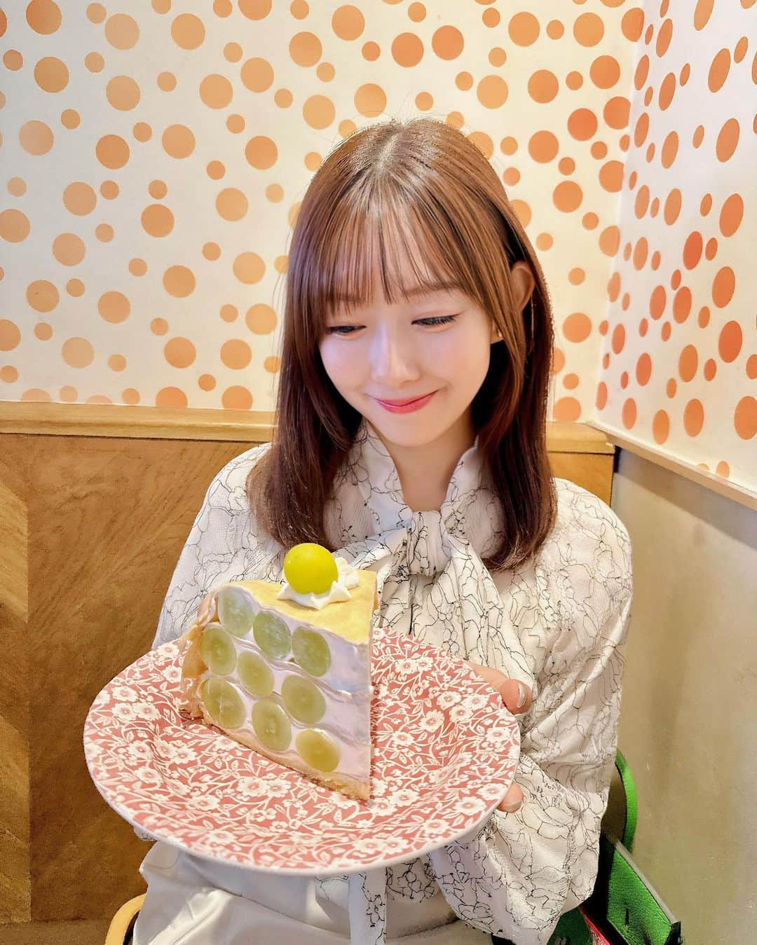 渡辺美優紀のインスタグラム：「. お友達とシャインマスカットのケーキ食べに行った🍰💚しあわせ〜🤤 . #シャインマスカット  #シャインマスカットケーキ  #スイーツ大好き  #スイーツ部」