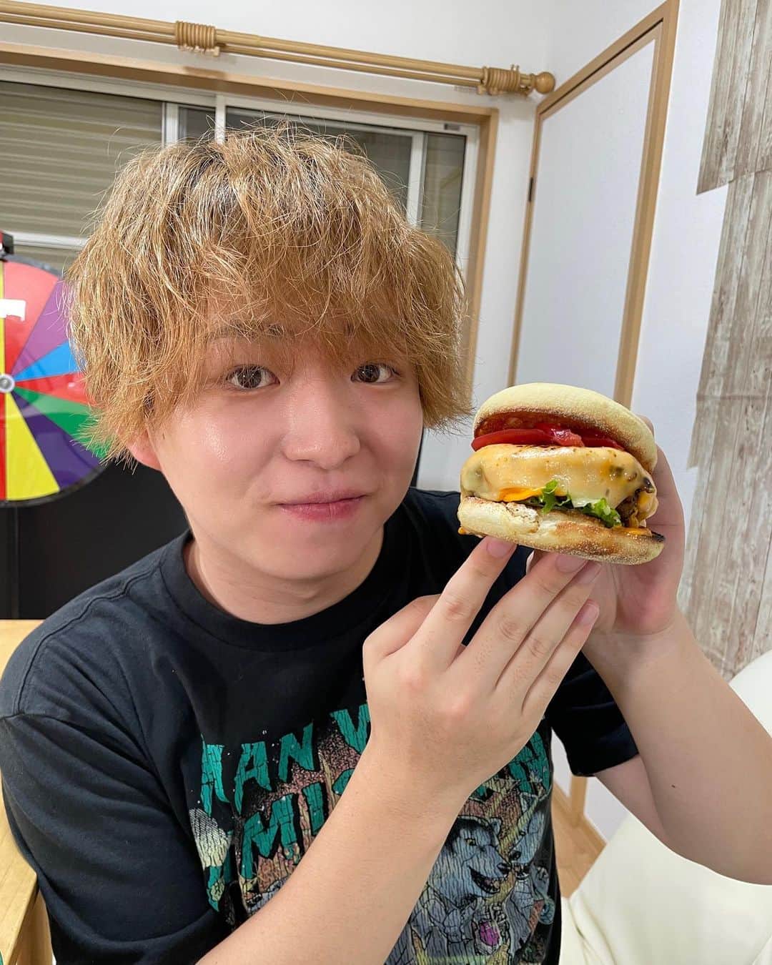 ハヤテさんのインスタグラム写真 - (ハヤテInstagram)「ちょっと前の美味しかったやつ  #アクシデンターズ #YouTube #手作り #ハンバーグ #バーガー」9月11日 13時10分 - accidenters.hayate