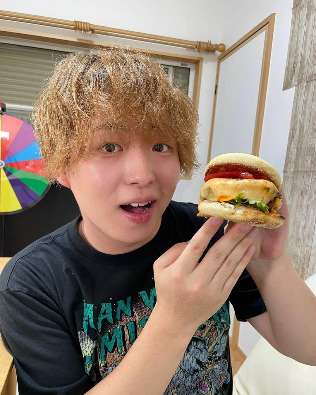 ハヤテさんのインスタグラム写真 - (ハヤテInstagram)「ちょっと前の美味しかったやつ  #アクシデンターズ #YouTube #手作り #ハンバーグ #バーガー」9月11日 13時10分 - accidenters.hayate