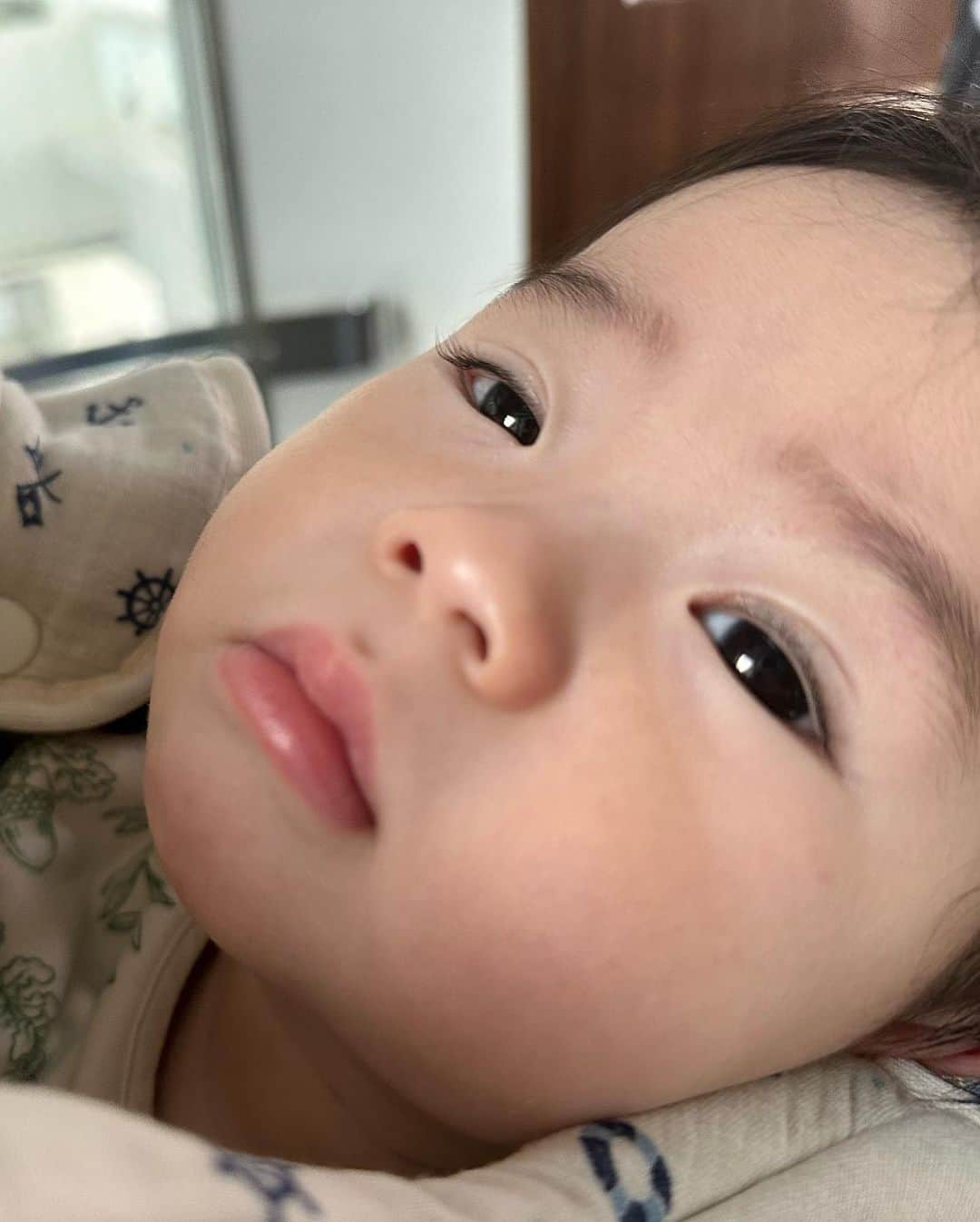 氷浦紫さんのインスタグラム写真 - (氷浦紫Instagram)「赤ちゃんの瞼っていつ安定するのかな？ 今日は初めて右だけ末広二重。 ここ1週間くらいは奥二重。その前はずーっと左だけ末広二重。時々両目末広二重。 最近はうつ伏せで寝てるからずーっと目がパンパンなんだとは思う。とりあえず上向いて寝て欲しい。   #赤ちゃんの二重事情 #赤ちゃんの二重」9月11日 13時25分 - yukalihiula