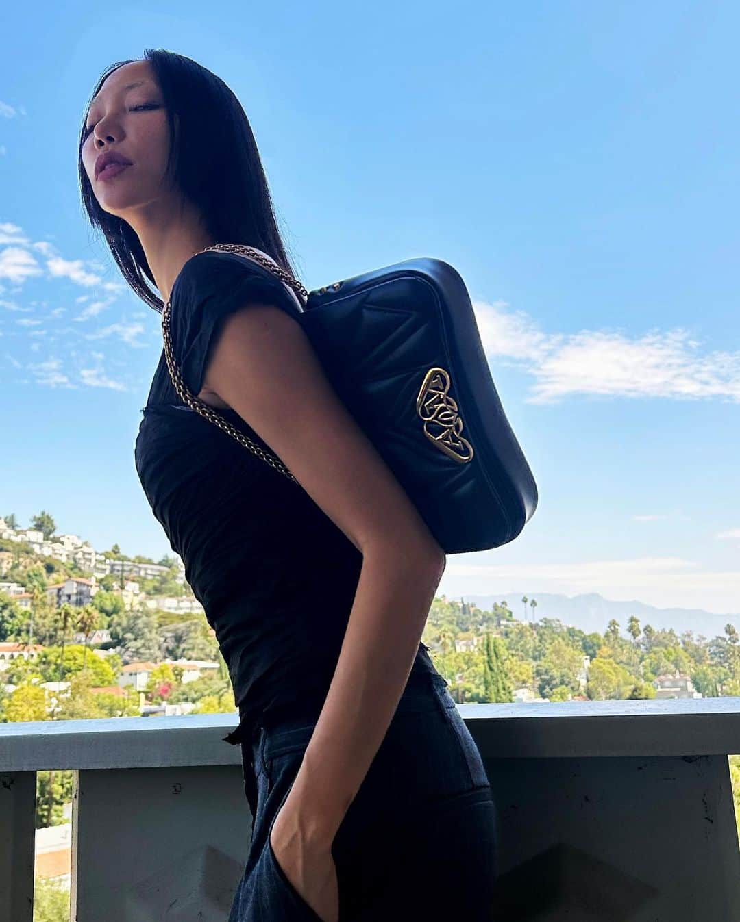 パク ・スジュのインスタグラム：「안녕 🦭🌴 @AlexanderMcqueen #AlexanderMcQueen #McQueenSeal」