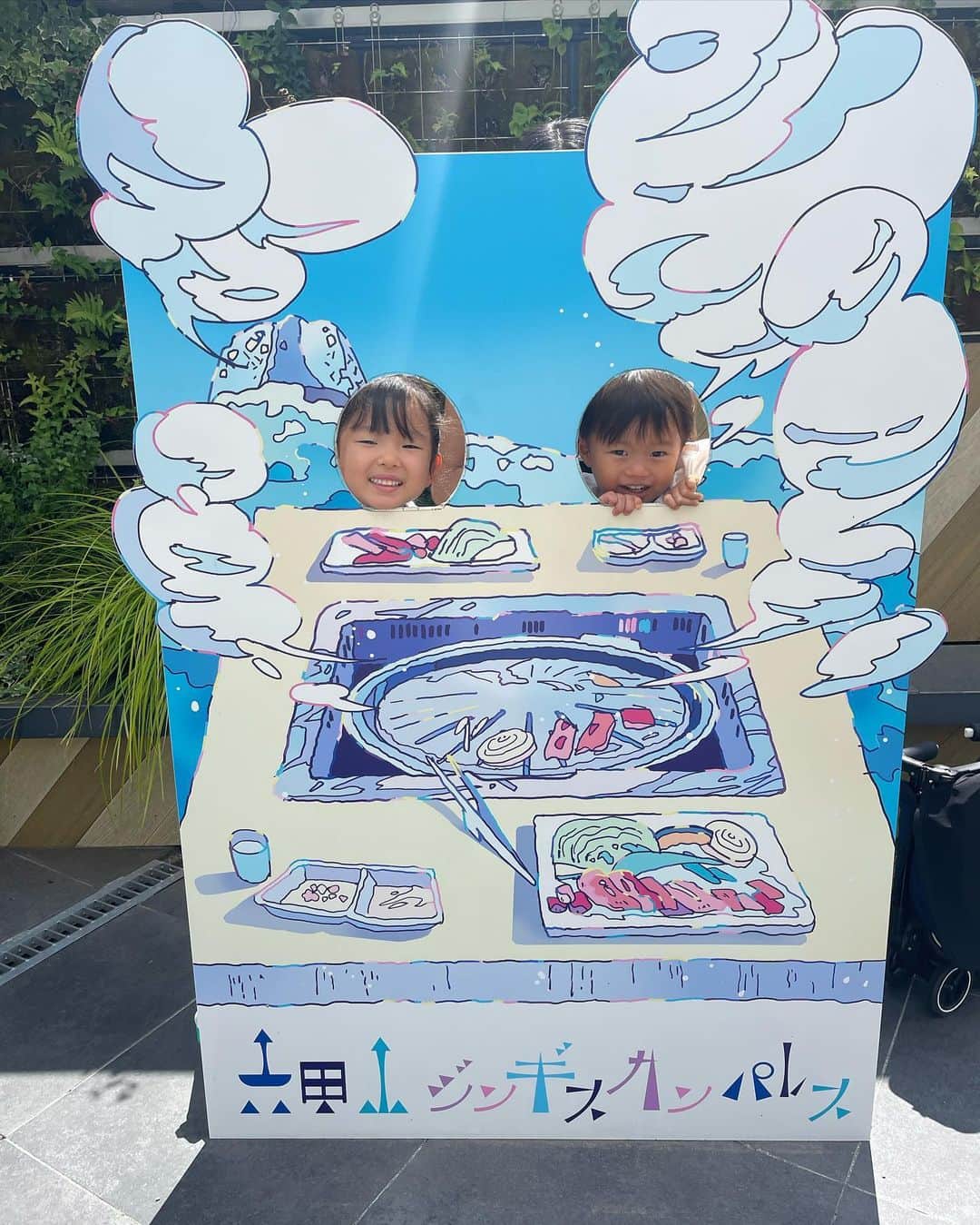 沼田由花さんのインスタグラム写真 - (沼田由花Instagram)「六甲山牧場に行って来ました🩵  羊や馬、牛、犬、ウサギなど 動物と自然に癒されました😆  パパと誕生日が一緒の ニールとソフィーの ドッグショーが見れなかったのが 残念だったけど 2人には会えたし 羊をお家まで返す お仕事をしてるのを 見れて大満足✨  子供達は走り回って元気元気💪 　  お出かけの時は 特別に 美味しいアイスを頂いて🍦  ジンギスカン食べて🍖 ラム肉は鉄分豊富で パワーみなぎる✨  一番最後の写真の山羊さん 岩と手すりに乗って 餌をもらおうとしてるの 貪欲すぎて 小雪みたいと笑ってみてました‼️  #六甲山牧場 #羊 #お出かけ #家族」9月11日 13時34分 - yuka_numata