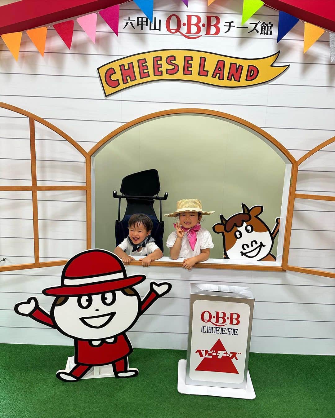 沼田由花さんのインスタグラム写真 - (沼田由花Instagram)「六甲山牧場に行って来ました🩵  羊や馬、牛、犬、ウサギなど 動物と自然に癒されました😆  パパと誕生日が一緒の ニールとソフィーの ドッグショーが見れなかったのが 残念だったけど 2人には会えたし 羊をお家まで返す お仕事をしてるのを 見れて大満足✨  子供達は走り回って元気元気💪 　  お出かけの時は 特別に 美味しいアイスを頂いて🍦  ジンギスカン食べて🍖 ラム肉は鉄分豊富で パワーみなぎる✨  一番最後の写真の山羊さん 岩と手すりに乗って 餌をもらおうとしてるの 貪欲すぎて 小雪みたいと笑ってみてました‼️  #六甲山牧場 #羊 #お出かけ #家族」9月11日 13時34分 - yuka_numata