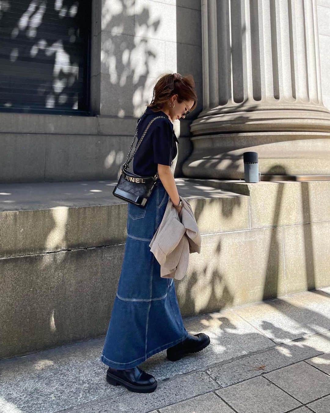 Akaneのインスタグラム：「お気に入りのチェルシーカラーブラウスに IラインステッチデニムSK❤︎ @madder_vintage  ブラウスはフロントのタックとチェルシーカラーが レトロな雰囲気を醸し出してくれる とっても可愛い一枚🥰  ダークネイビーなので大人カジュアルな雰囲気で いろんなボトムに合わせやすいです🙆‍♀️◎  デニムスカートはホワイトステッチがポイントになった 大人めなIラインシルエット♩ バックスリットとサイドのボタンのデザインもポイントで 秋冬にはロングブーツ合わせがおすすめです☺️  合わせているベルトはフォルムが可愛い シルバーバックルがポイント◎ カウレザーなので使うほどに味が出てくるのもポイントで いろんなコーデに合わせやすい万能itemです♩」
