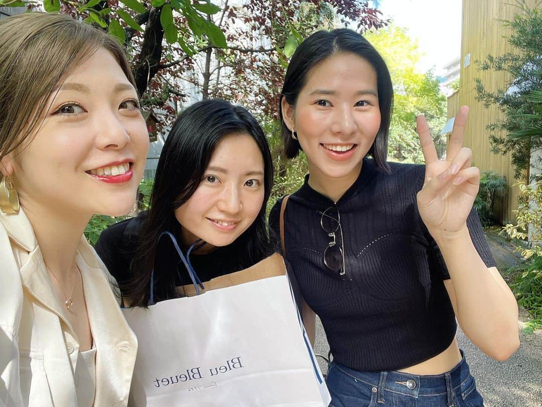 小川麻琴さんのインスタグラム写真 - (小川麻琴Instagram)「先日、友人の愛莉ちゃん( @airi0419_official )と 杏子ちゃん( @anz.leongoing )とランチしてきたよー🤭💕  この2人とは 仕事のジャンルも年齢もバラバラなんだけど、思考とか感性がめちゃくちゃ合うの🥹✨  毎回お互いの波動を高め合える会話ばかりで、めちゃくちゃ元気になるんだ😌  私は友人や周りの方に恵まれてるなぁと、つくづく感じます。 素晴らしいご縁を与えてもらえてる事に心から感謝ですね🍀  次に会えるのを楽しみ、 私も自分磨きを頑張るぞ🌻✨  #高め合える仲間  #信頼  #ご縁に感謝  #波動の法則」9月11日 13時43分 - 1029_makoto
